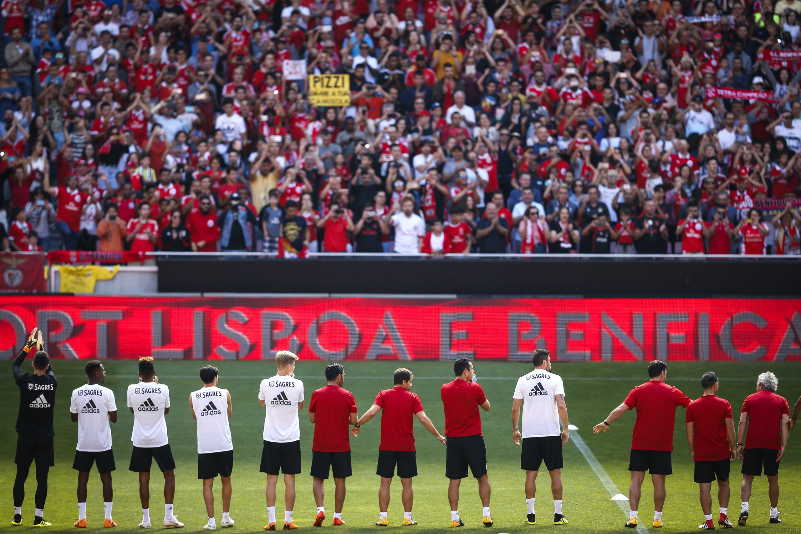 Benfica abre as ‘portas’ do treino e adeptos respondem em massa
