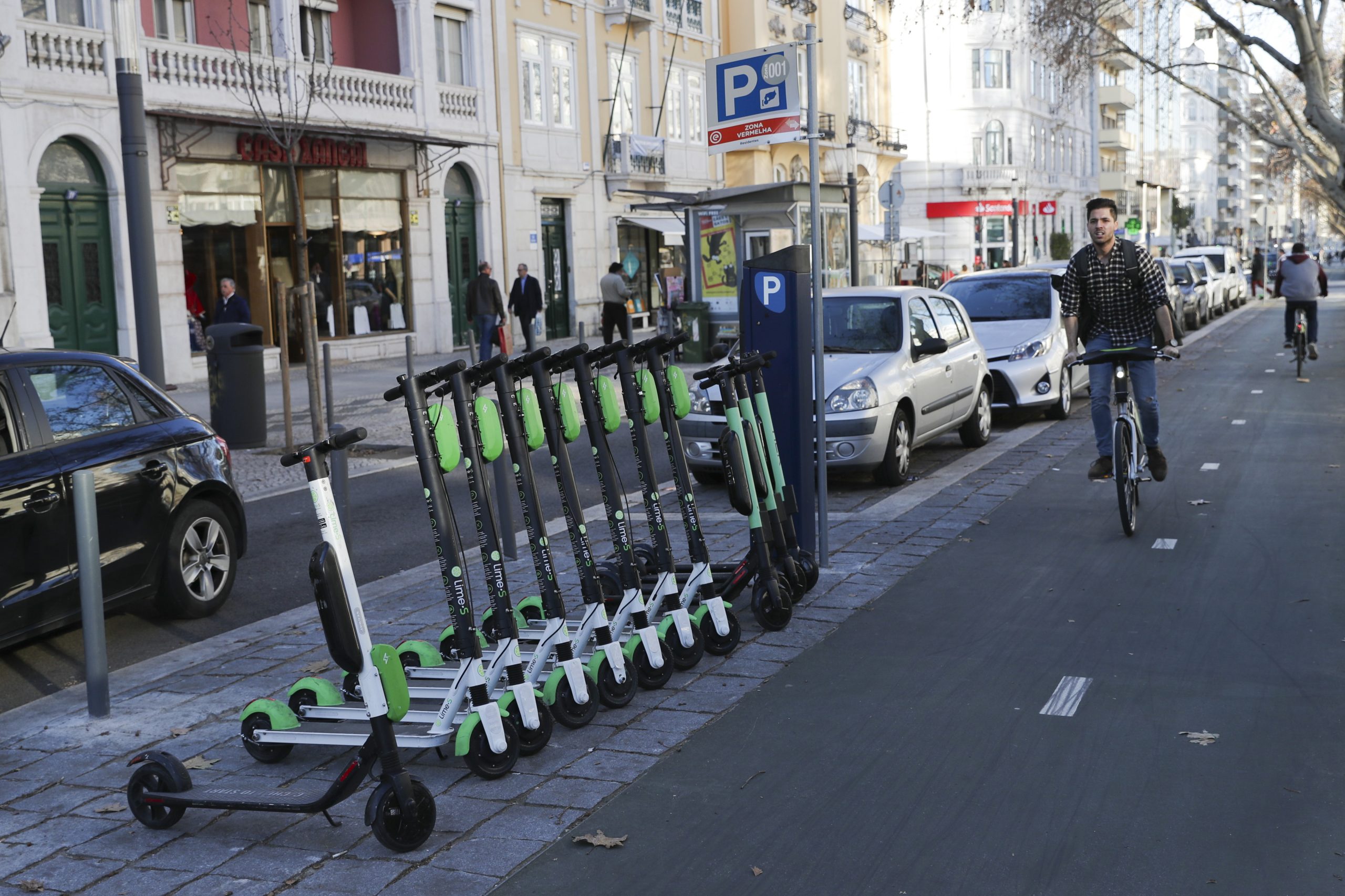 Trotinetas mal estacionadas sujeitas a multa até 300 euros na junta lisboeta de Santa Maria Maior