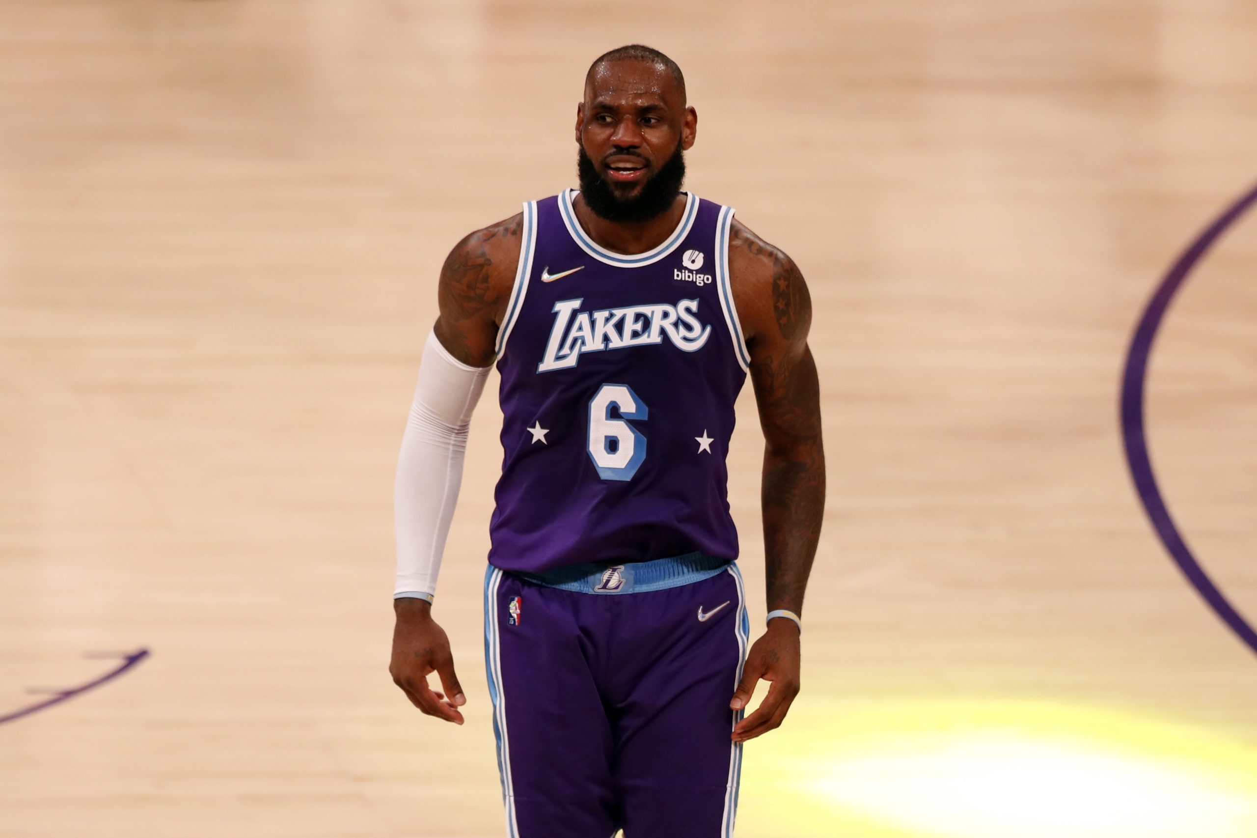 LeBron James supera Karl Malone nos marcadores na fase regular da NBA