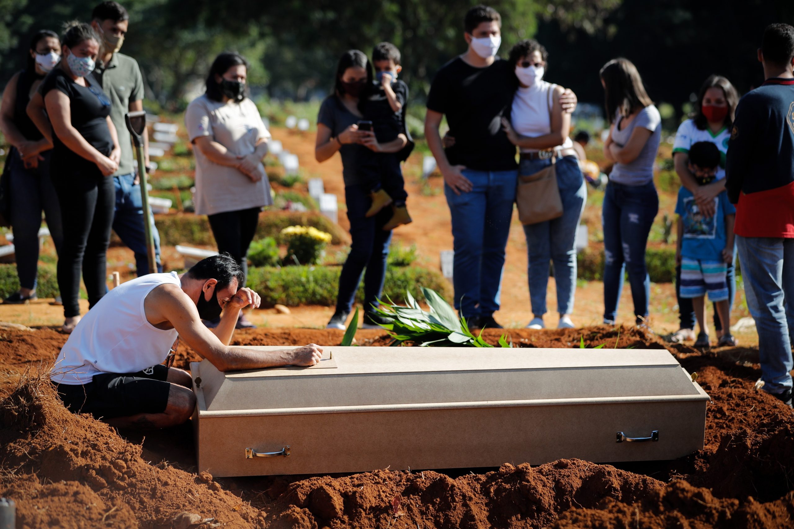 Brasil ultrapassa 300 mil mortes em pouco mais de um ano de pandemia