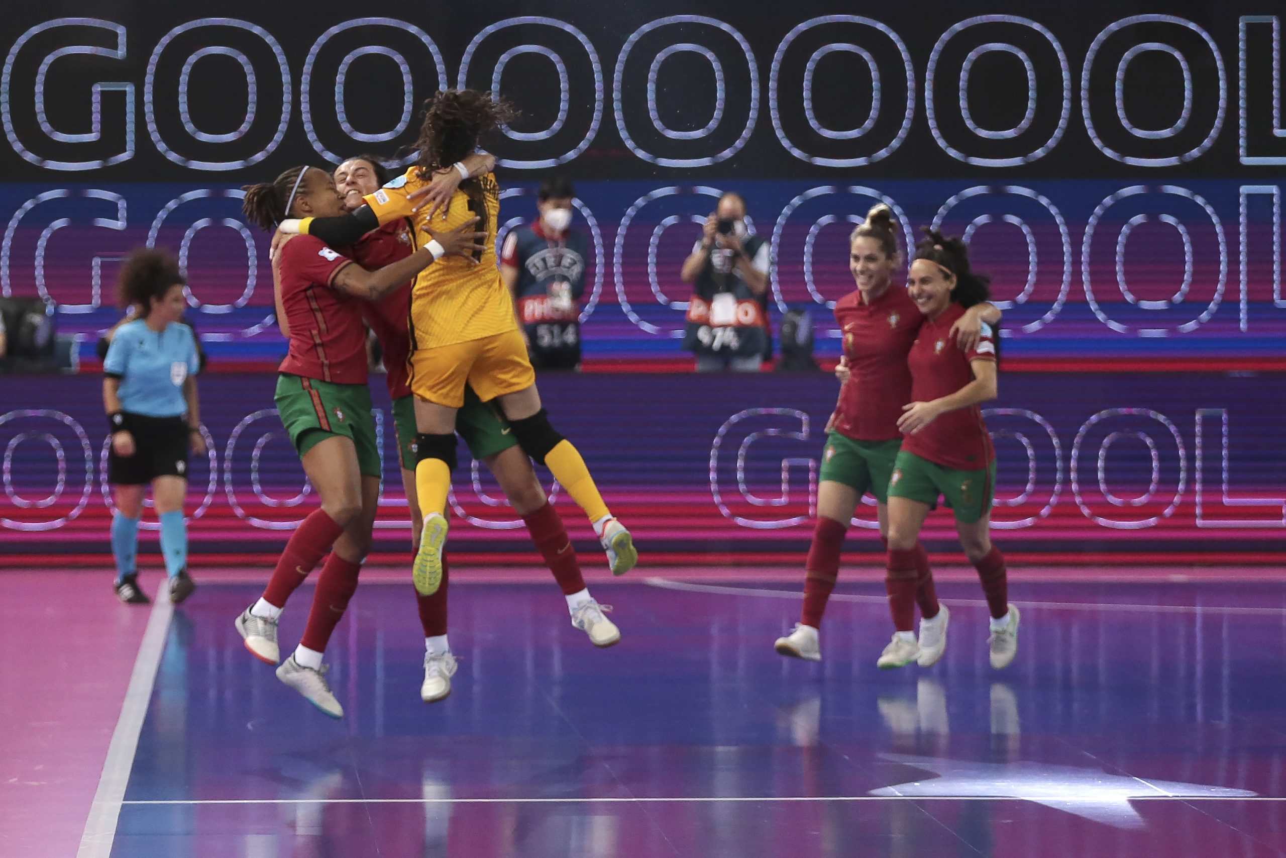 Futsal feminino. Portugal chega à final após goleada