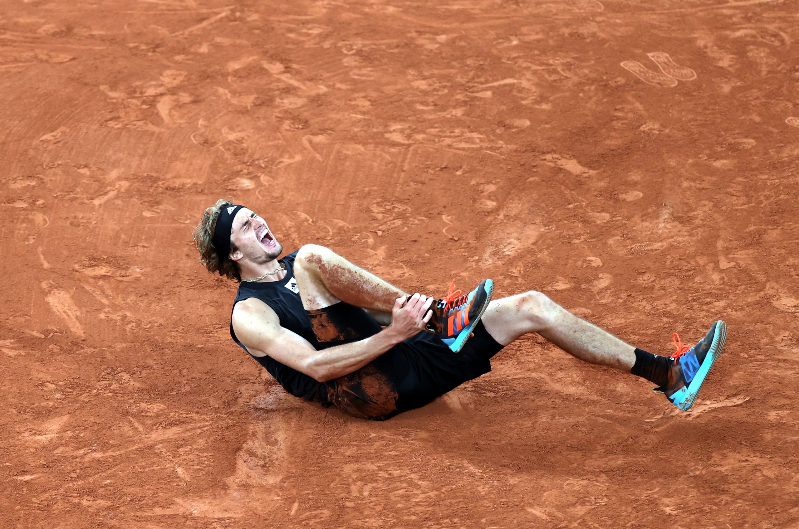 Tenista alemão Zverev rompeu “vários ligamentos” do pé direito em Roland Garros