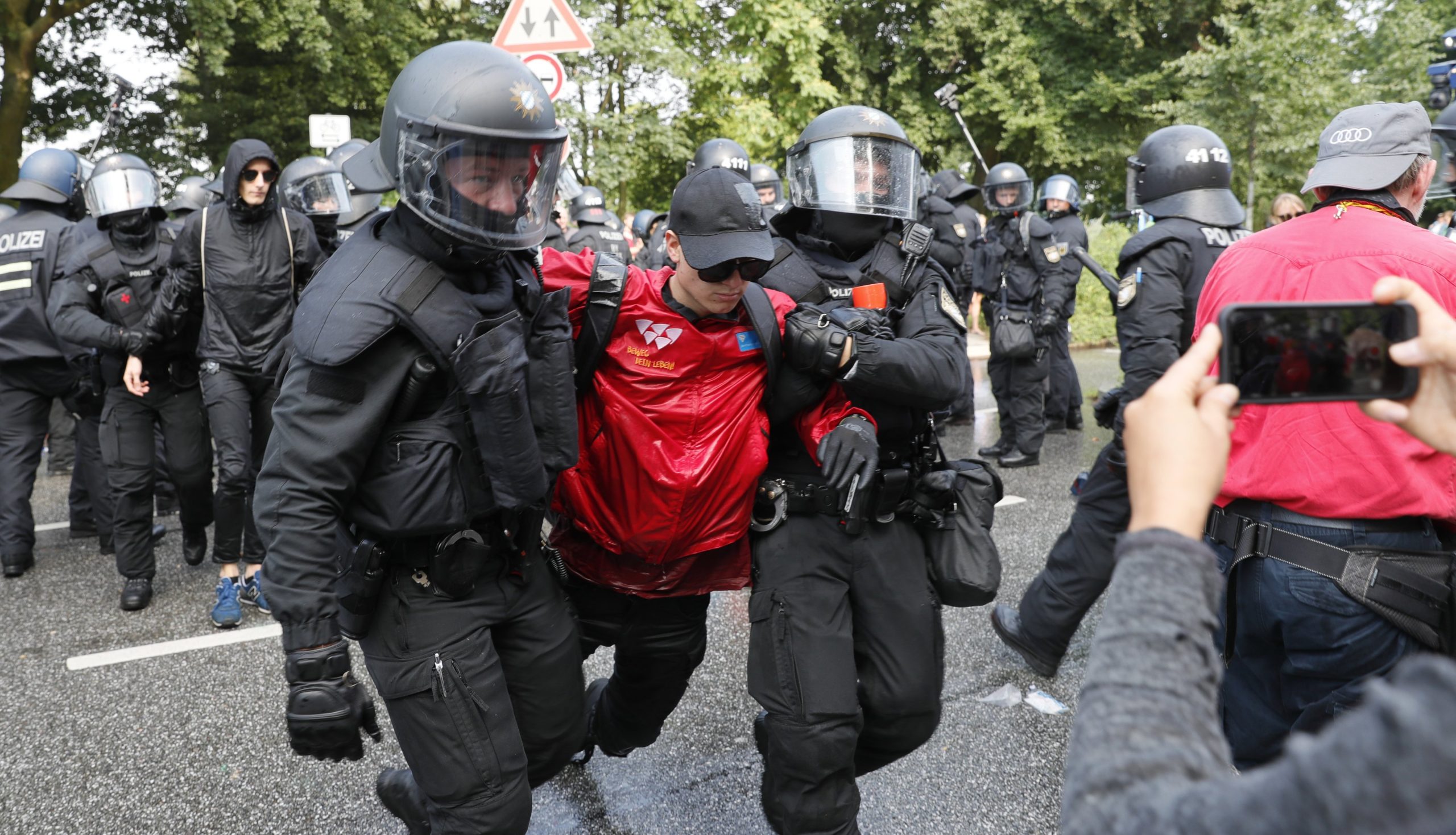 Confrontos em Hamburgo: Novo balanço dá conta de 111 agentes feridos e 44 detenções