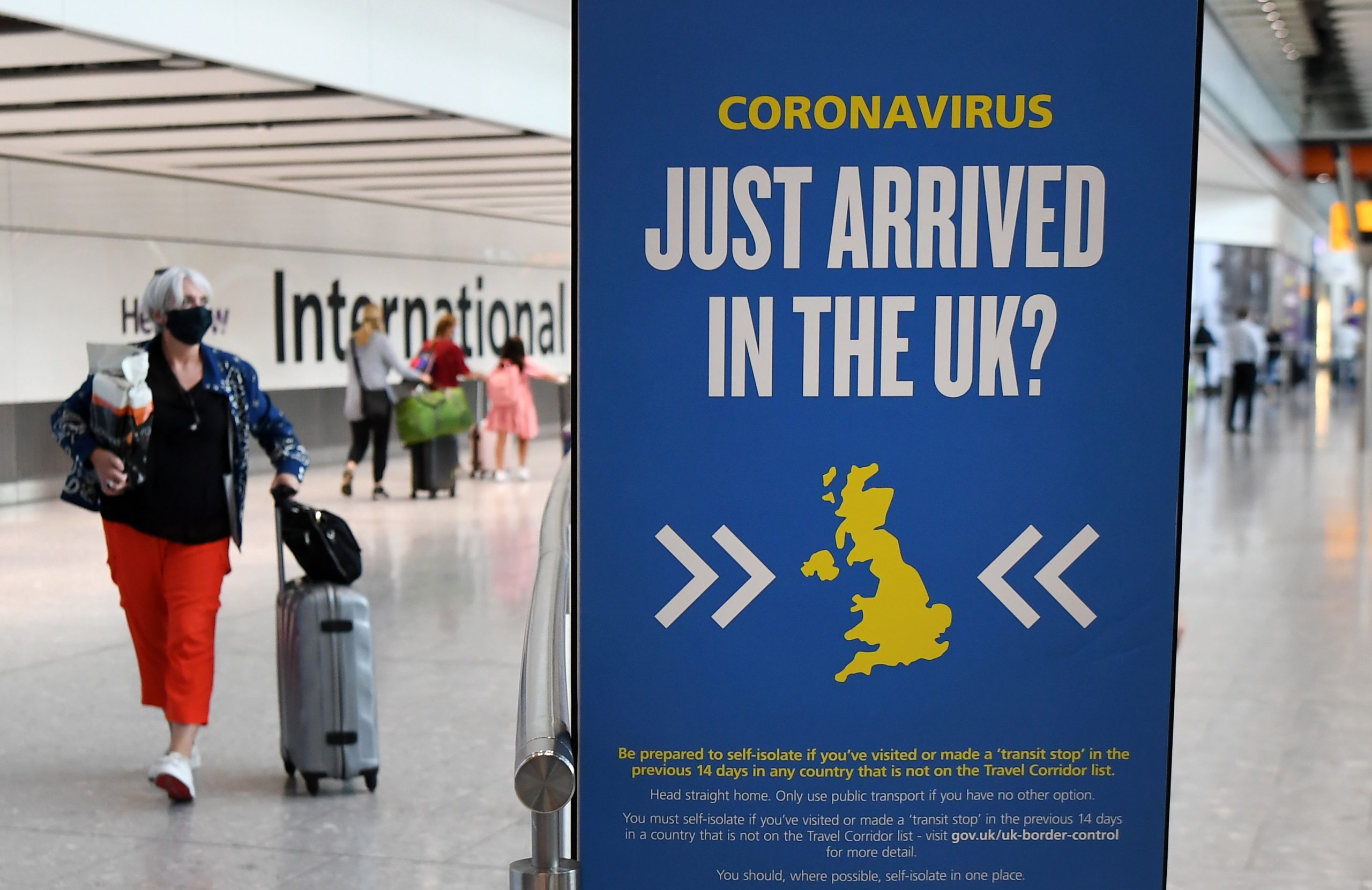 Covid-19: Inglaterra vai eliminar quarentena a vacinados da UE e EUA