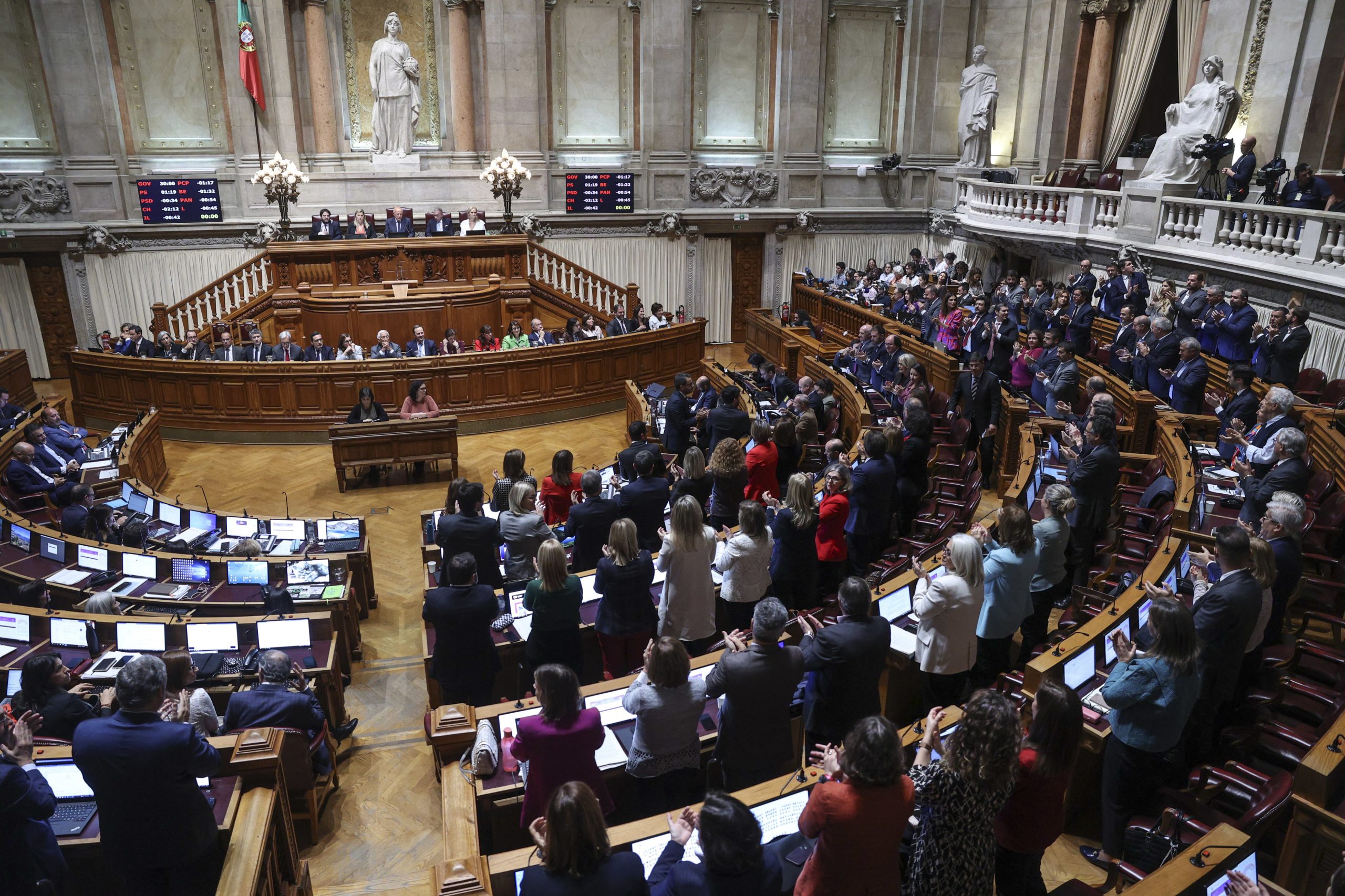 Partidos concordam que pedido de demissão de Galamba chega tarde