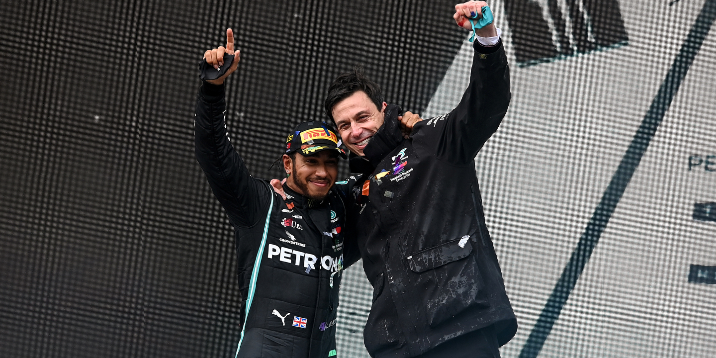 A Ferrari não separou o que a Mercedes uniu. Toto e Hamilton continuam amigos. “Mostra-me os flirts e com quem está a sair”