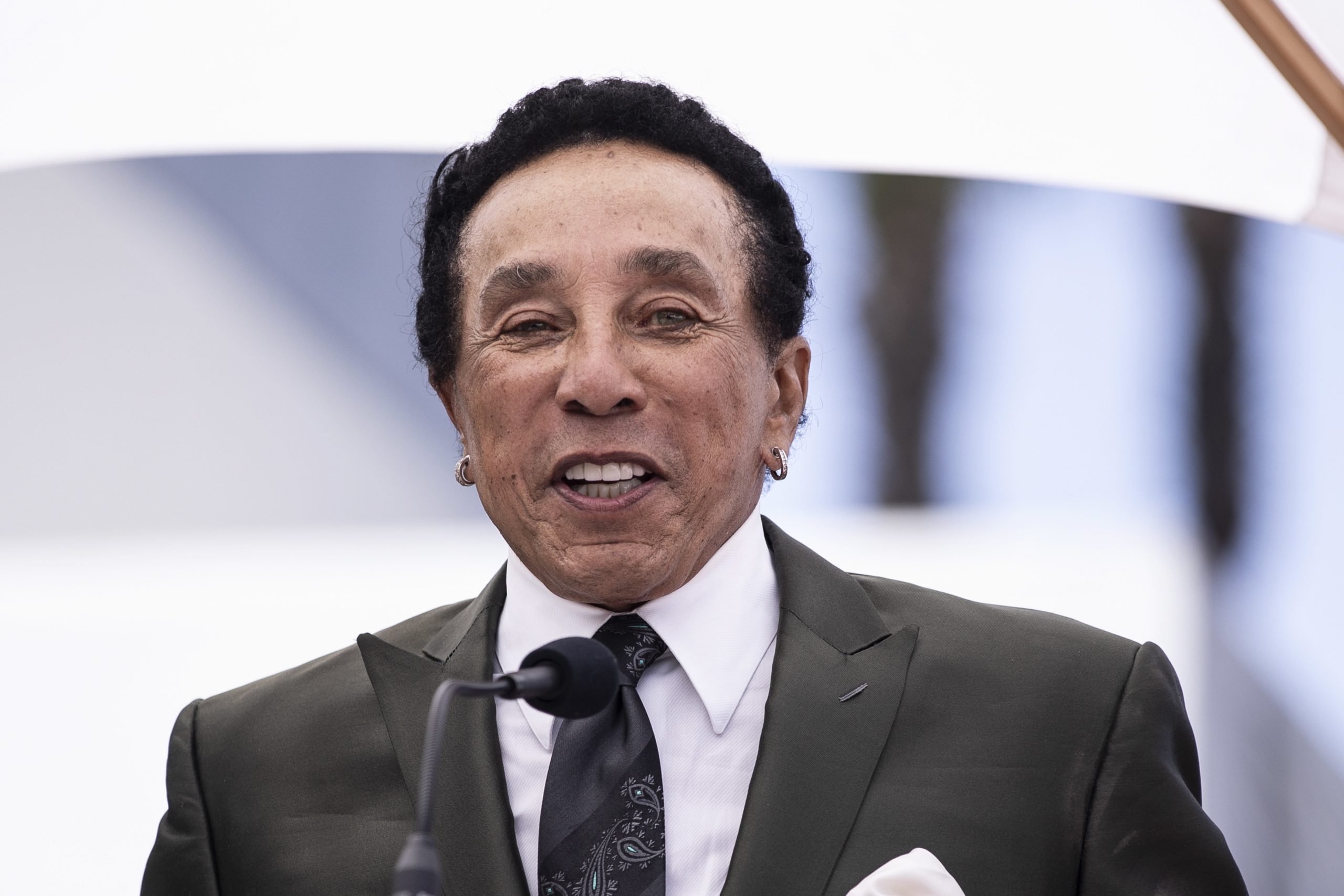 Polícia investiga cantor Smokey Robinson por agressão sexual