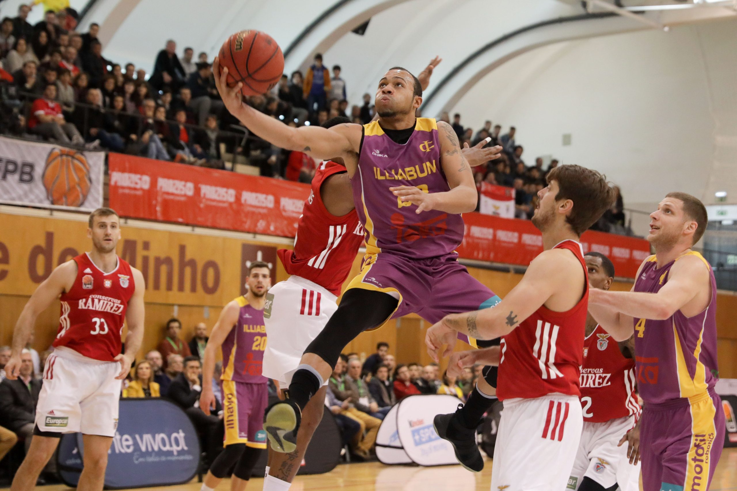 Illiabum bate Benfica e conquista Taça de basquetebol pela primeira vez