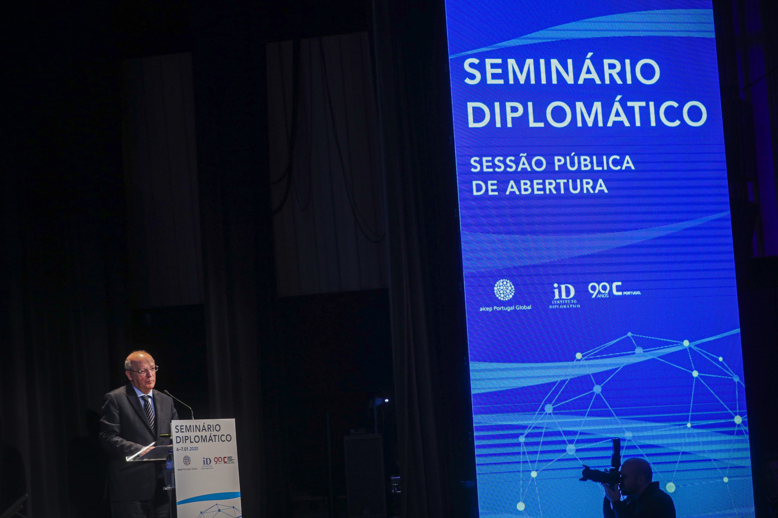 Santos Silva mobiliza Negócios Estrangeiros para o crescimento económico em 2020