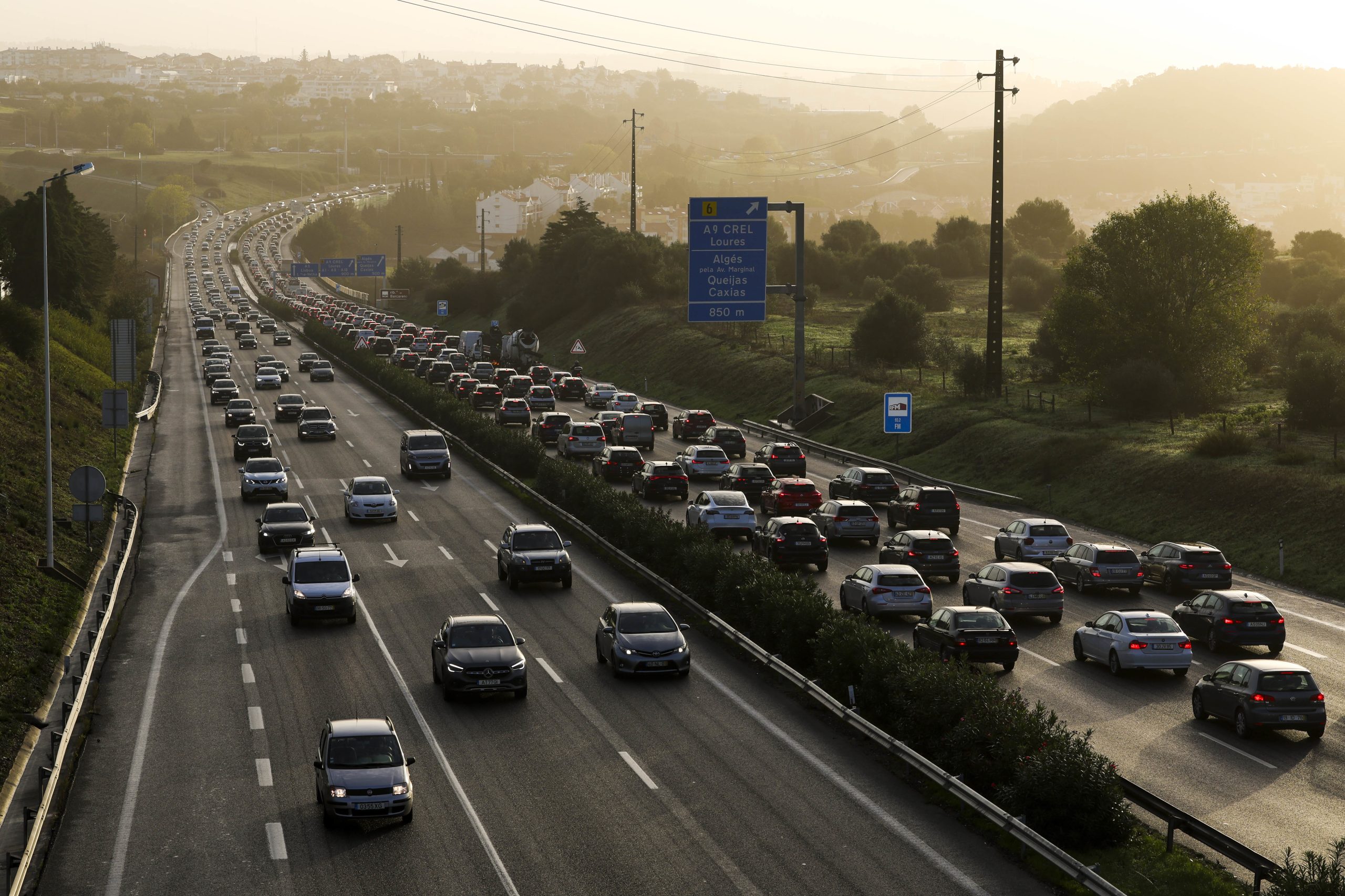 Acesso da Ponte 25 de Abril à A5 de novo cortado