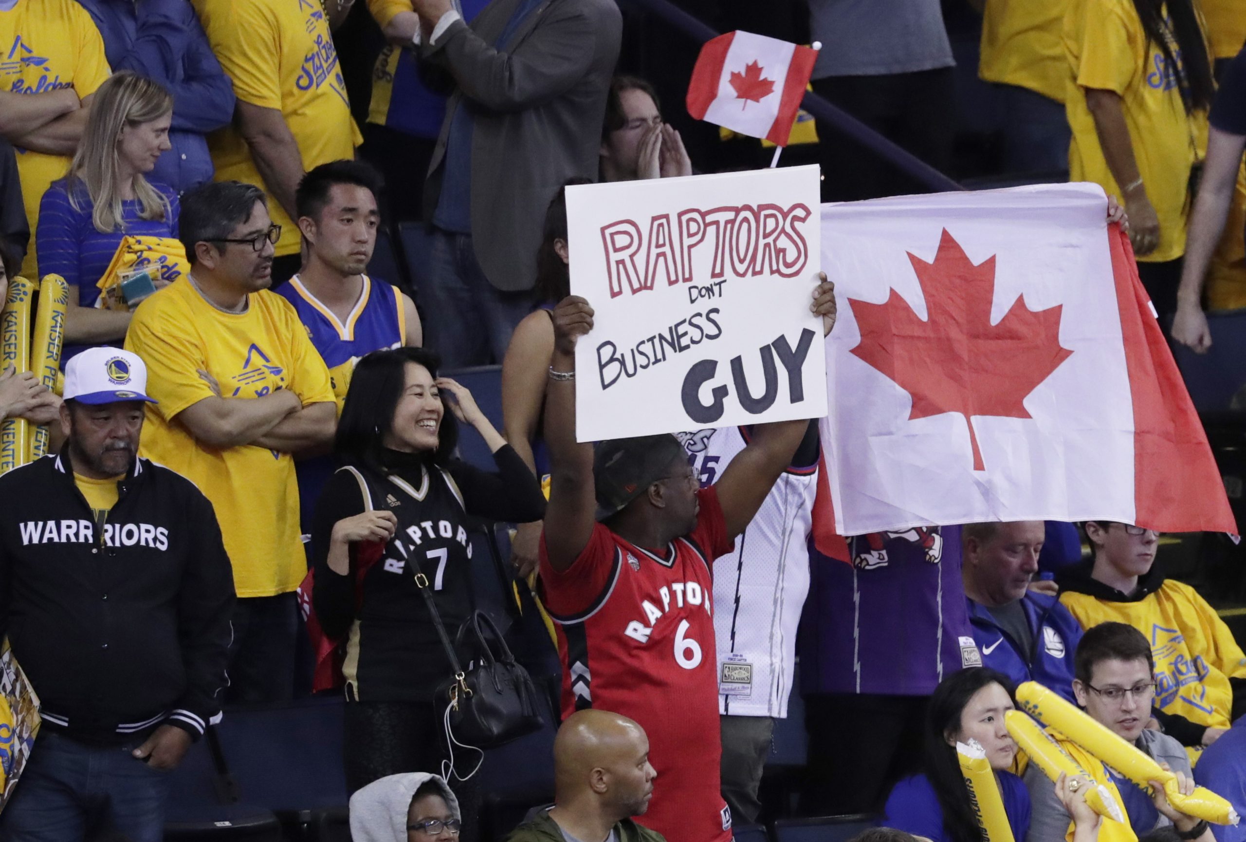 Canadianos Raptors voltam a vencer em Oakland e ficam a um triunfo do título da NBA