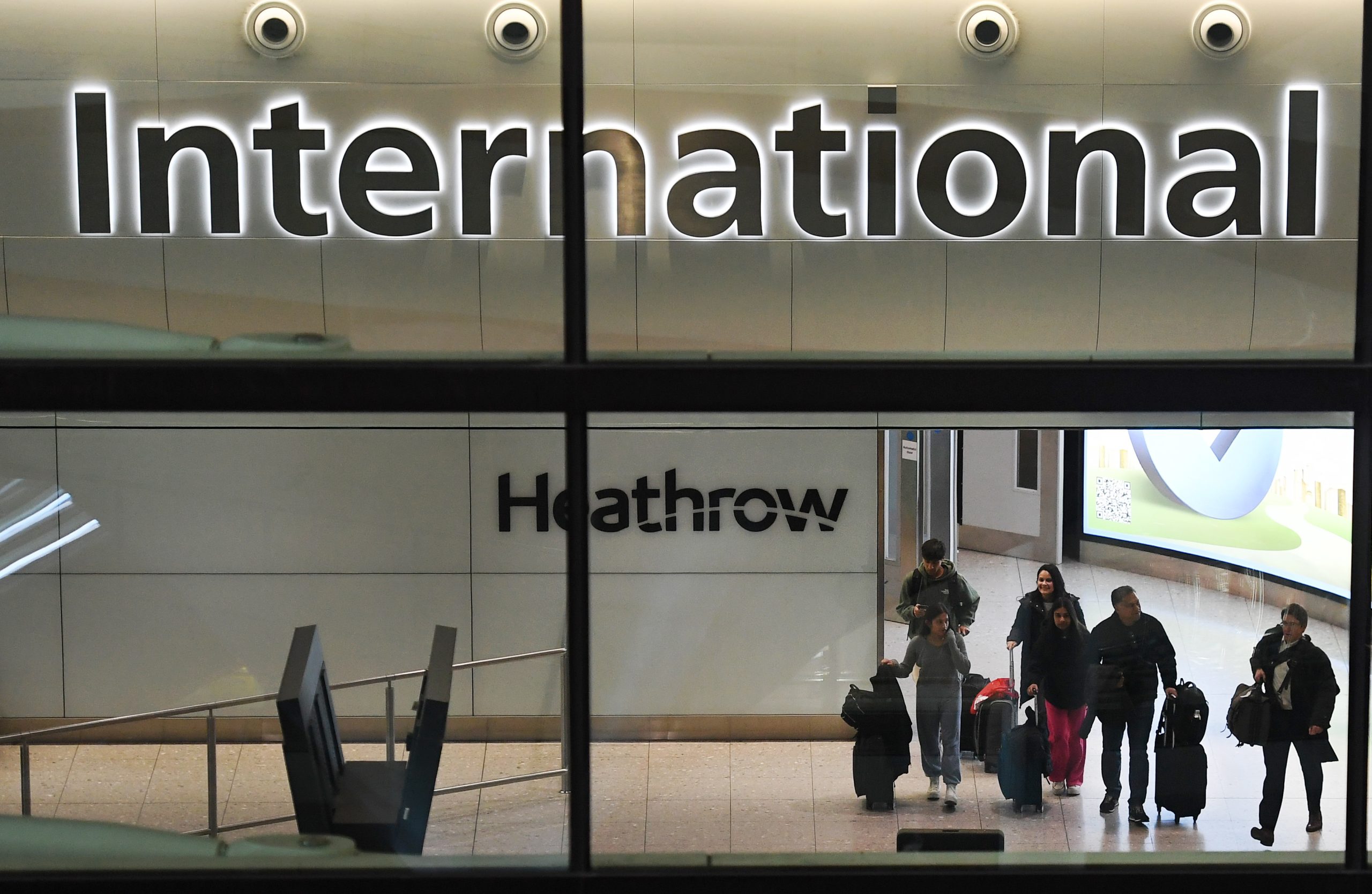 Passageiros enfrentam mais um dia de problemas nos aeroportos europeus