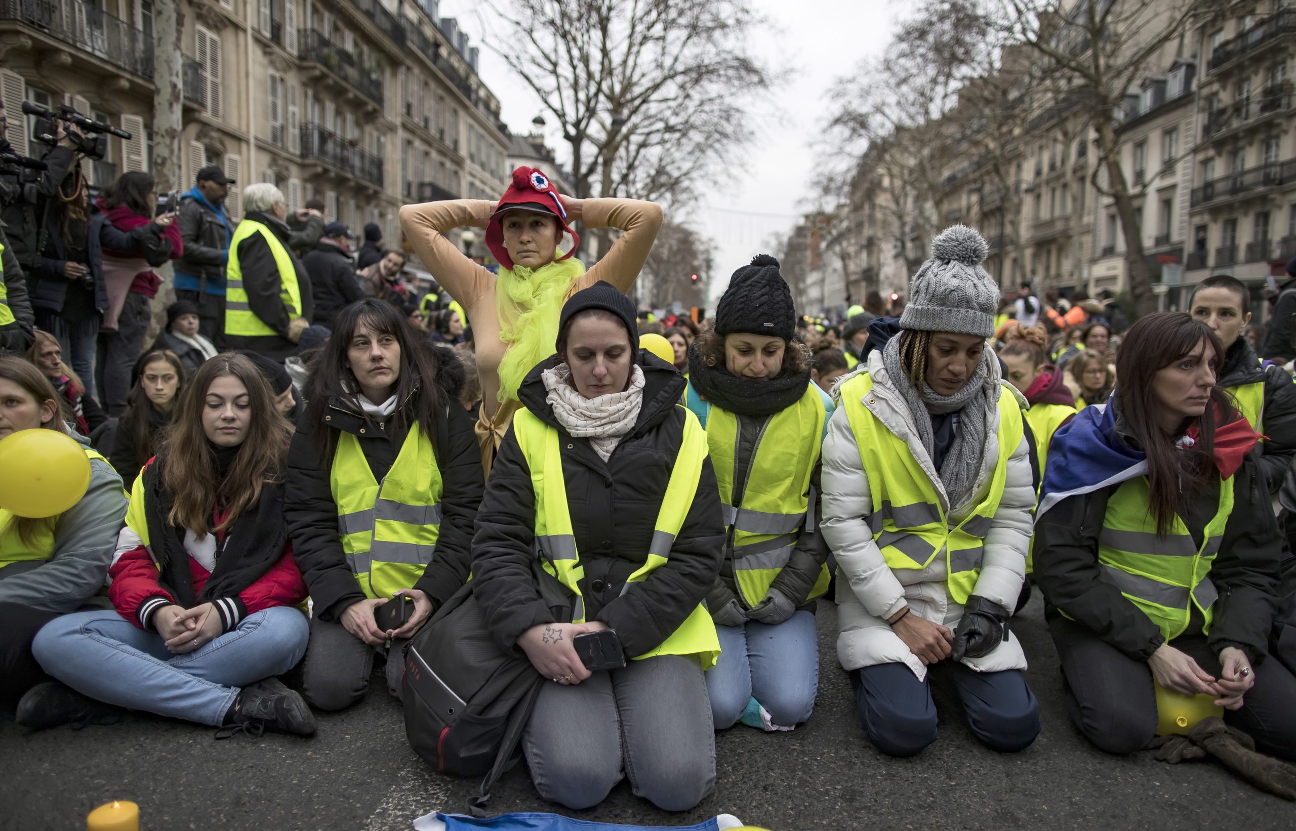Centenas de mulheres com coletes amarelos saíram hoje para as ruas de França