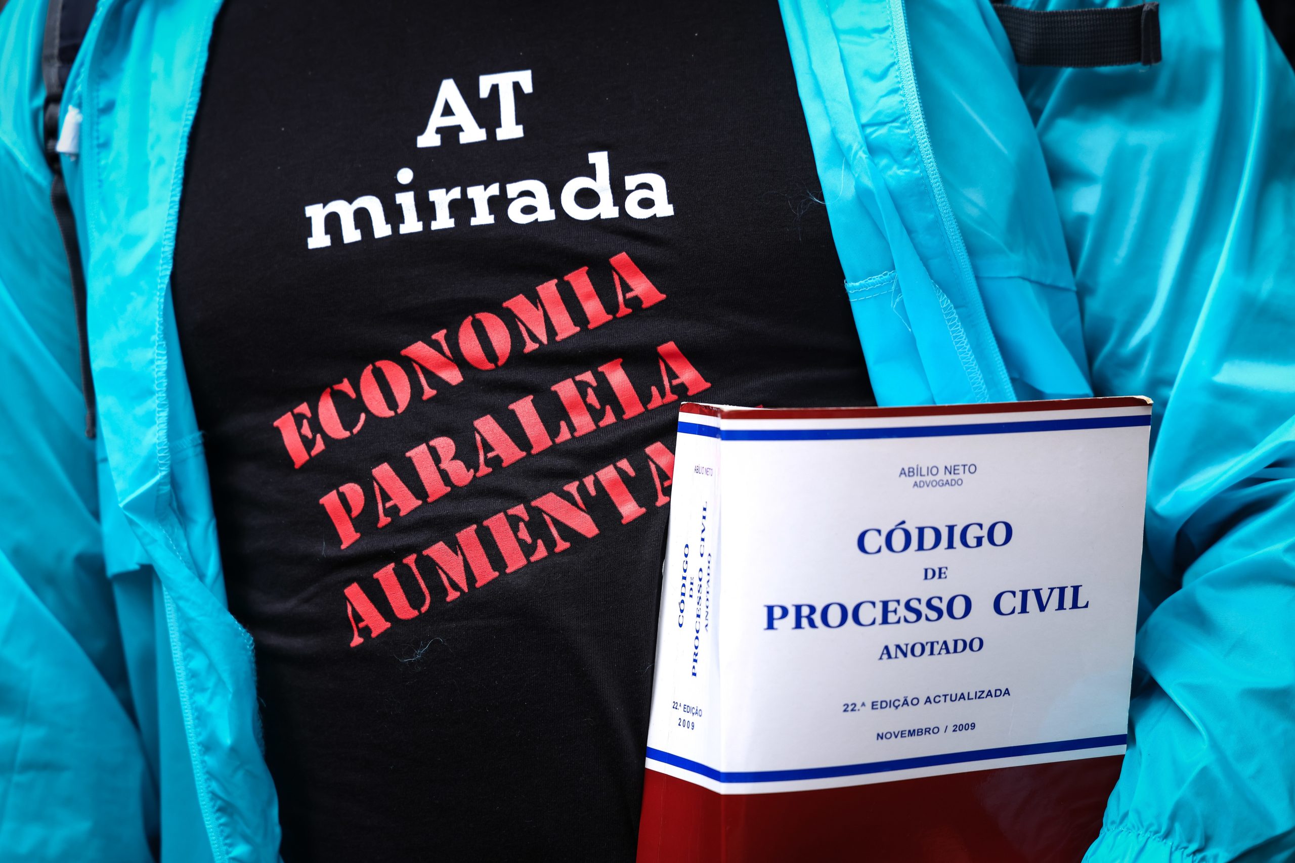 Trabalhadores do Fisco atiram códigos tributários para escadaria do parlamento