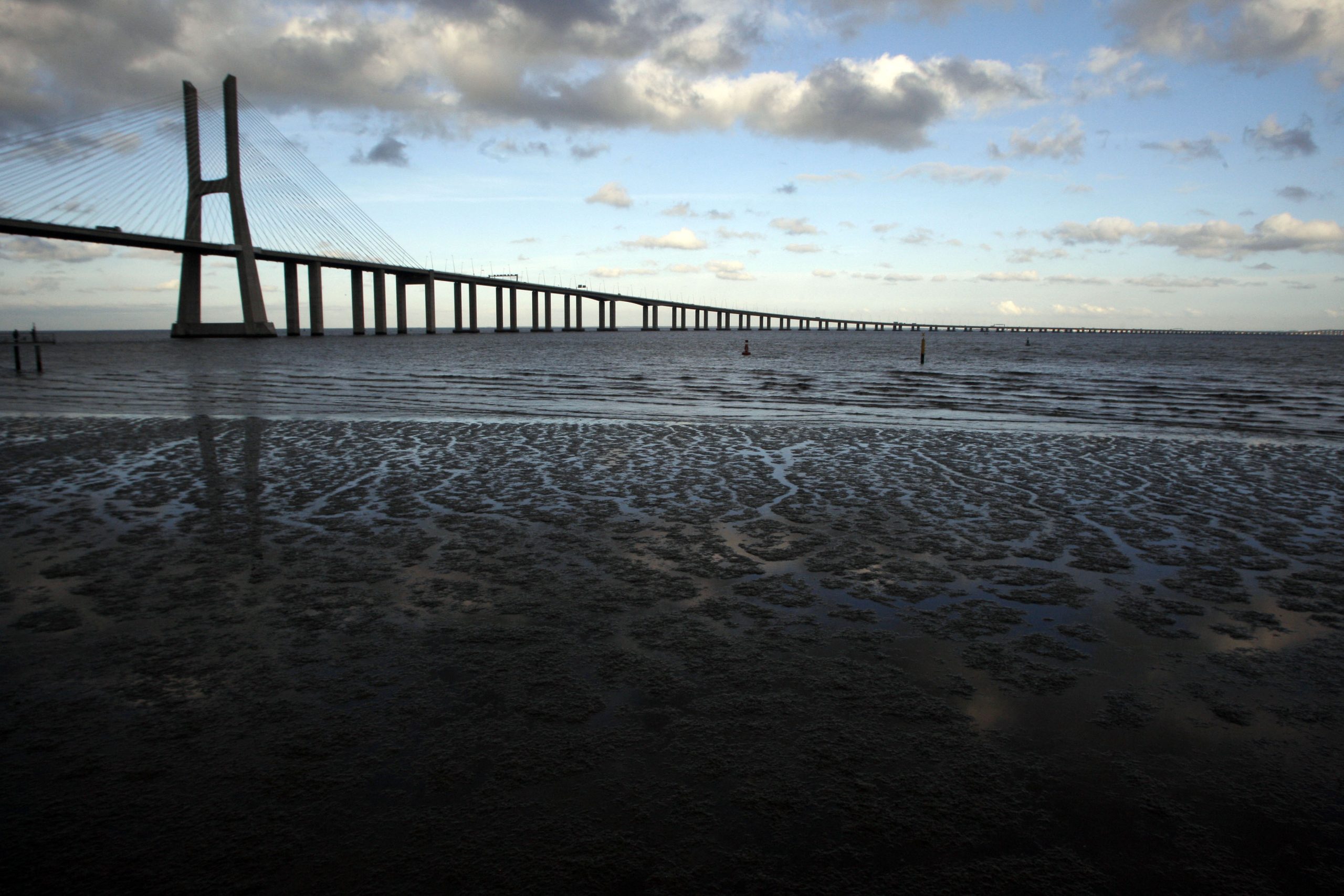 Trânsito cortado na Ponte Vasco da Gama na madrugada de quarta-feira