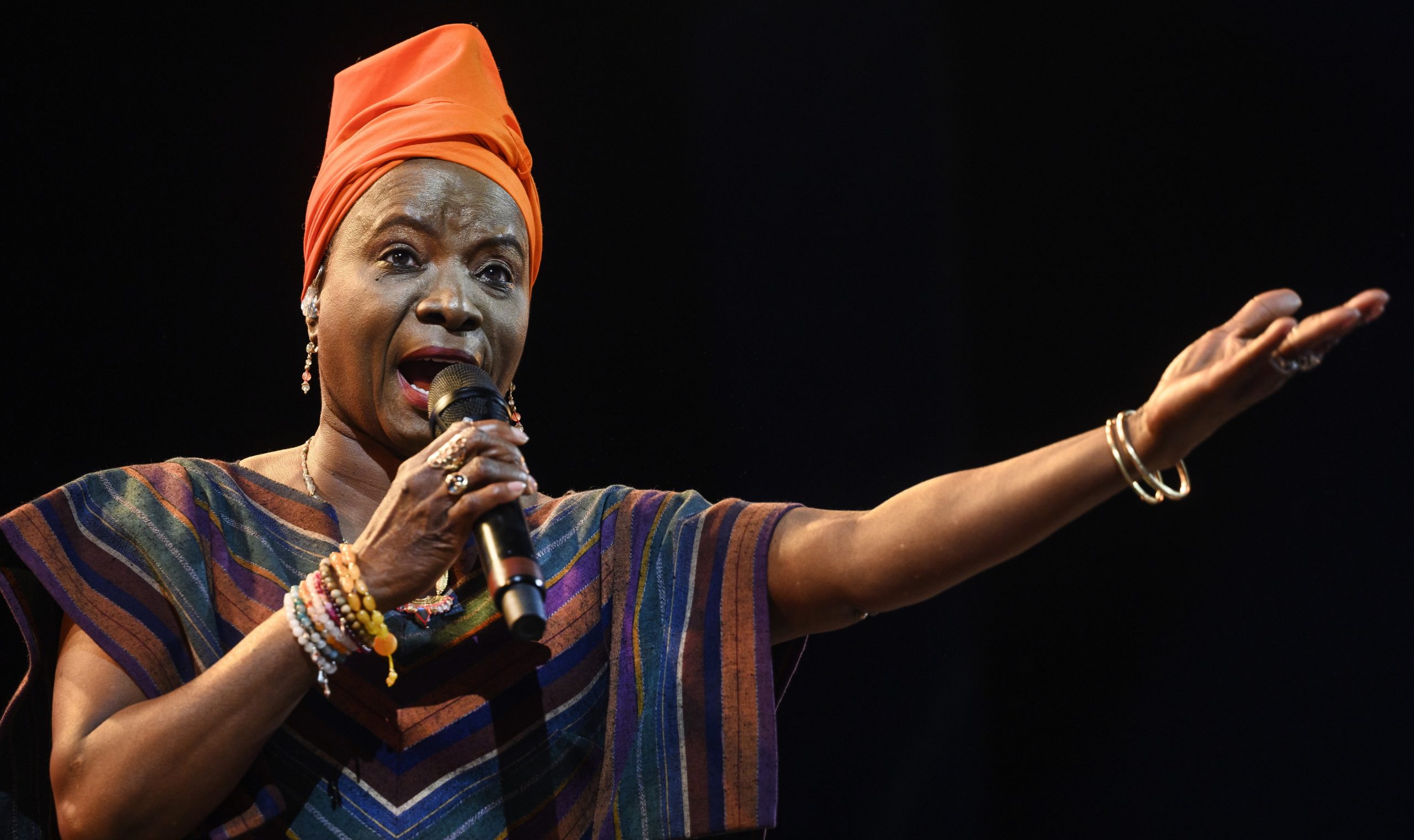 Angélique Kidjo faz história como primeira africana negra com estrela em Hollywood