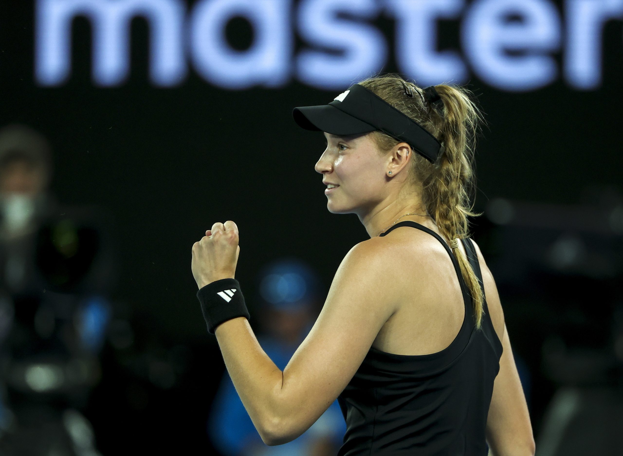Rybakina bate Azarenka e apura-se para a final