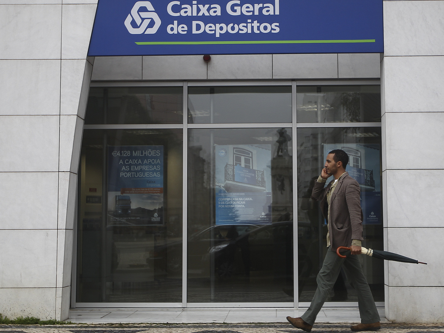 Ir ao banco para levantar e depositar dinheiro tem horário cada vez mais reduzido.E estas são as razões