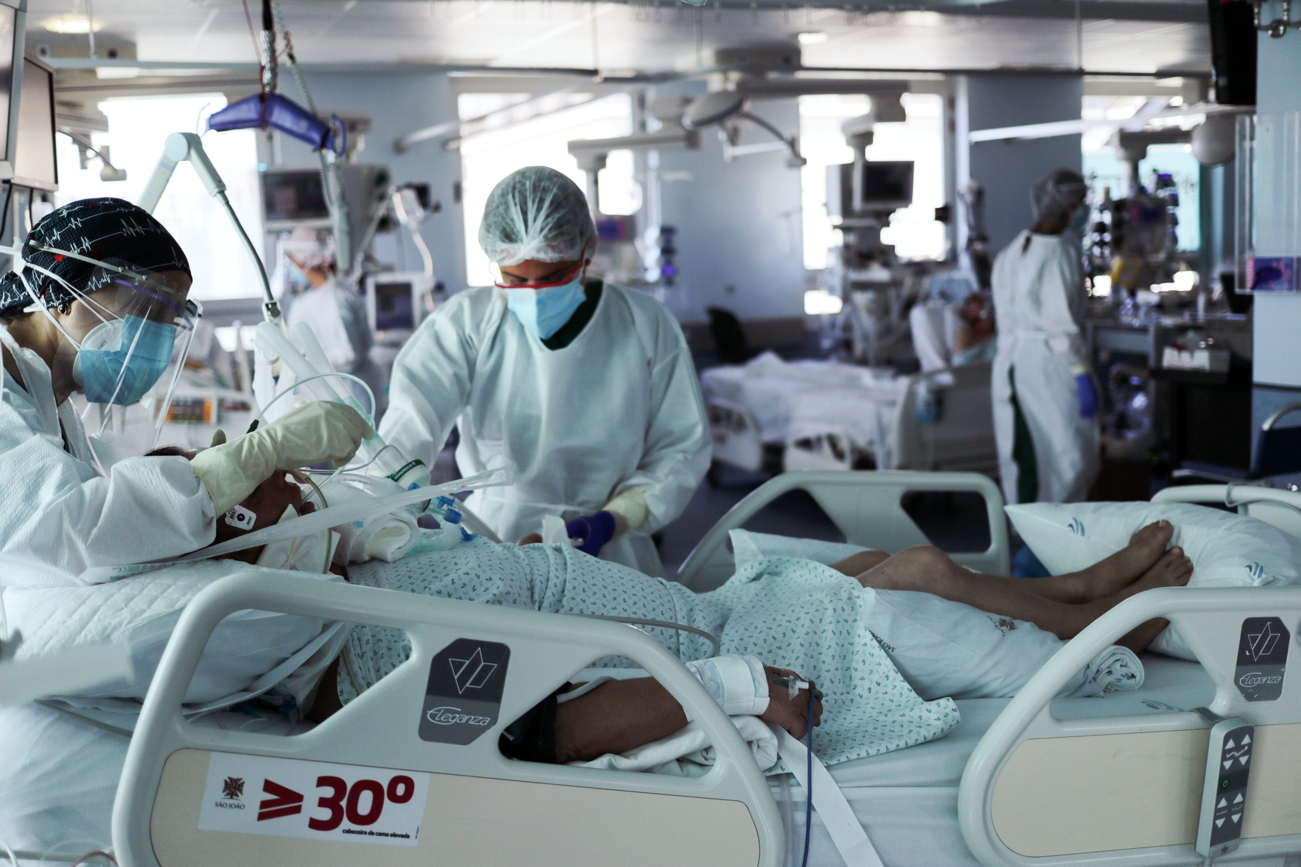 Diretor de medicina intensiva do S. João defende confinamento até 21 de março