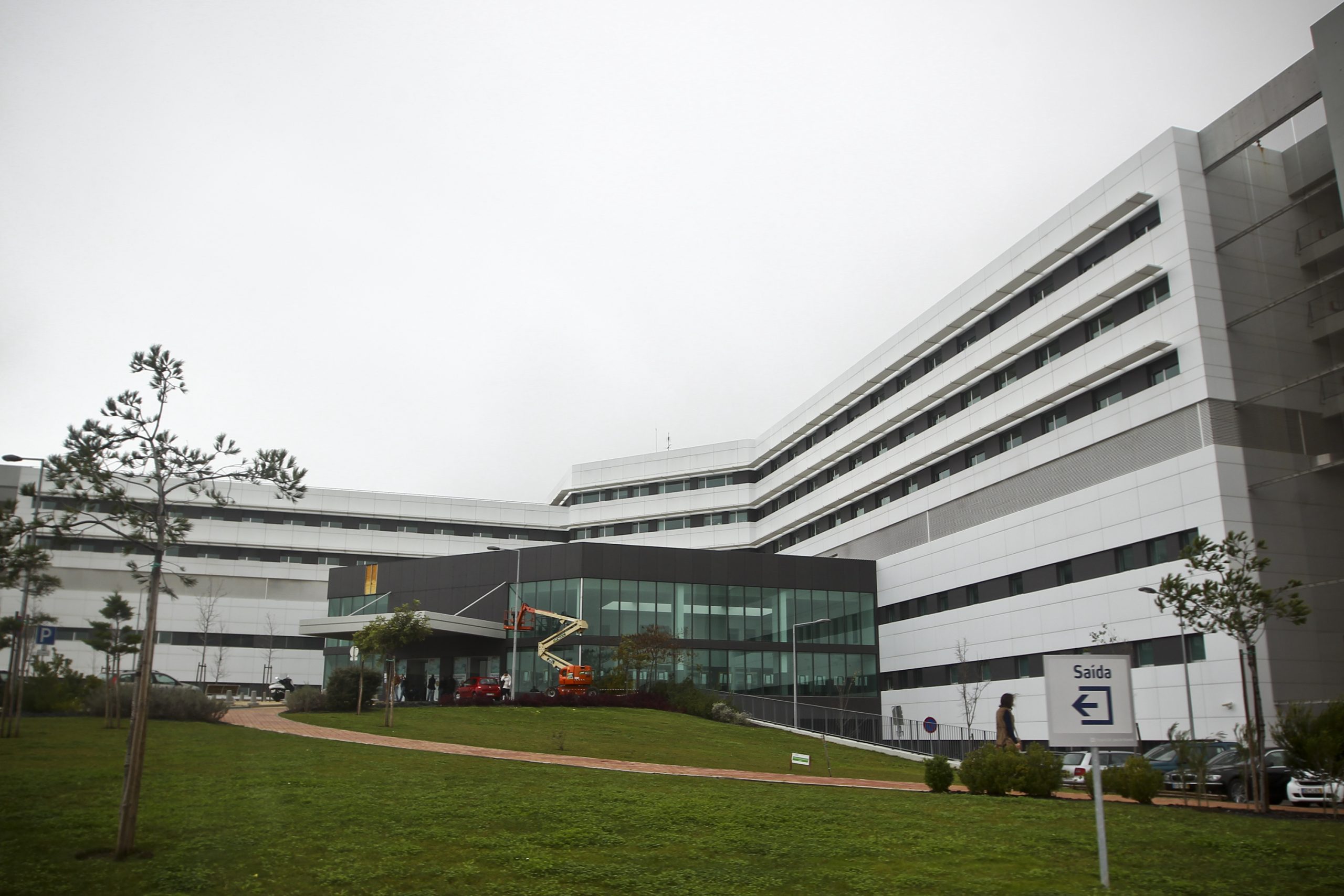 Hospital de Cascais diz que está “a cooperar totalmente” com IGAS e PJ em investigações