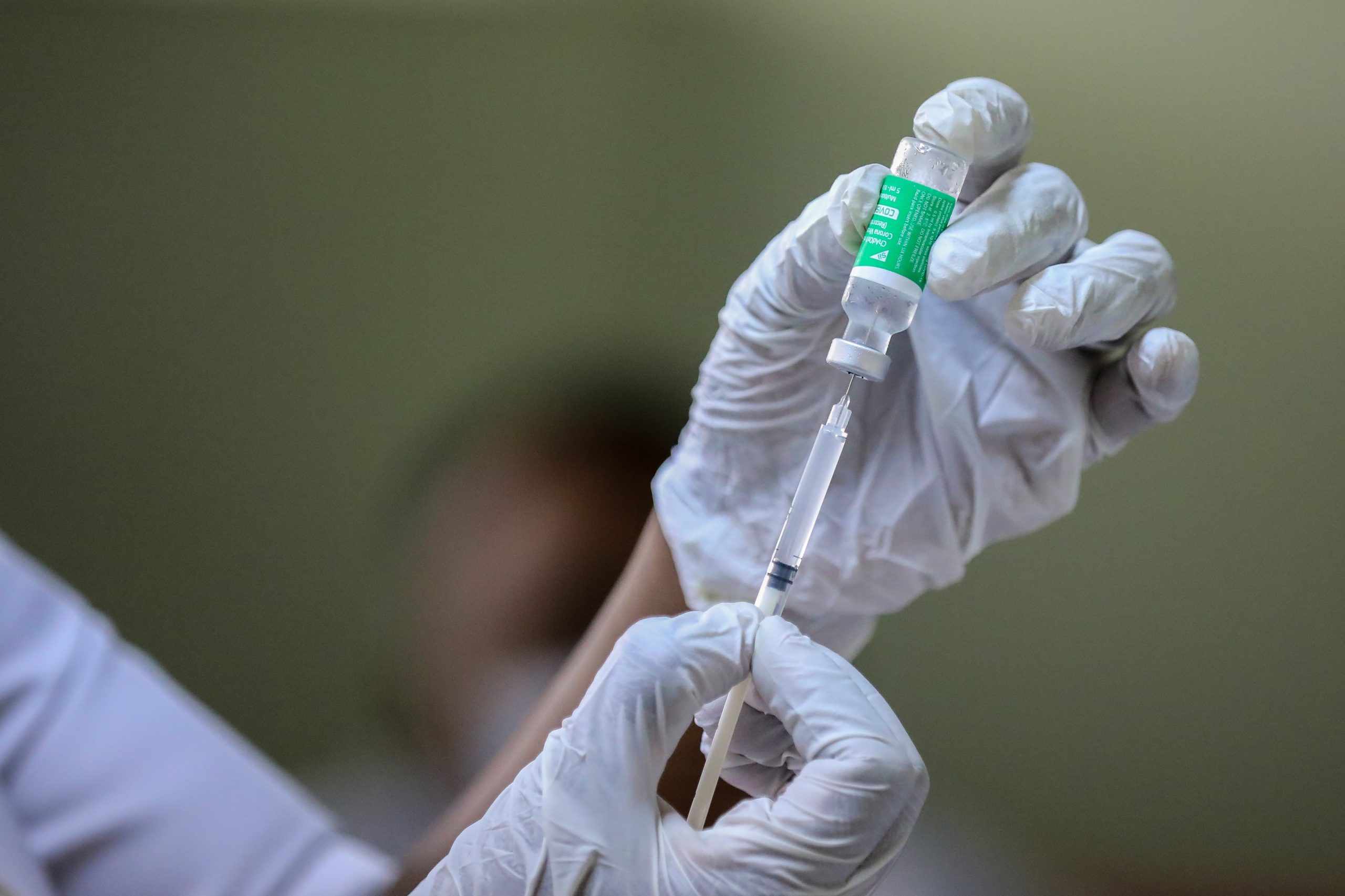 Estudo revela que uma dose da vacina da AstraZeneca reduz risco de hospitalização de idosos com mais de 80 anos