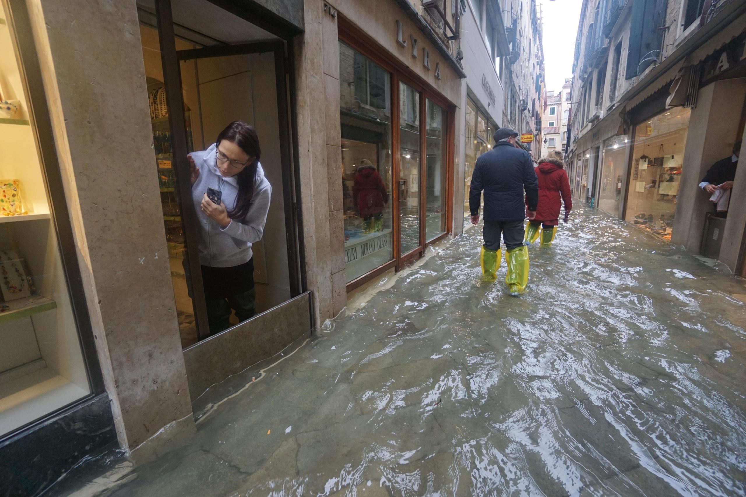 Nem Moisés conseguiu travar as águas em Veneza. Há mais de cinquenta anos que não subiam tanto e já foi declarado estado de emergência