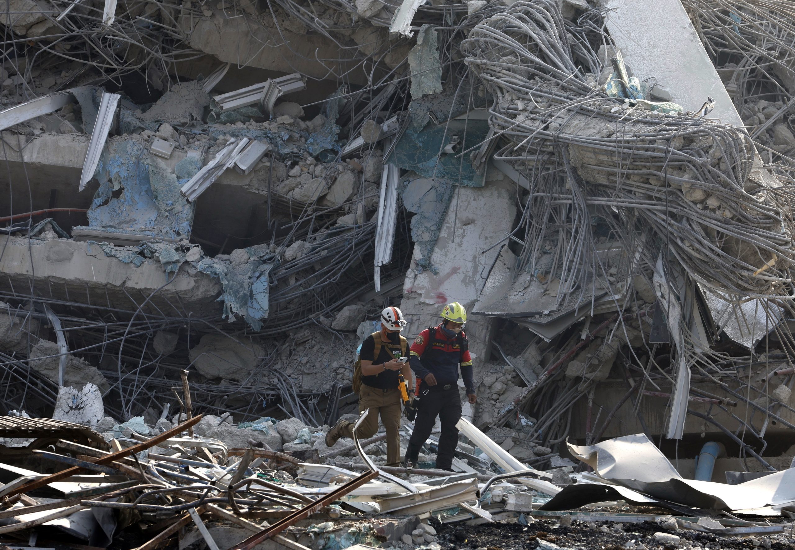 Equipas de salvamento estimam 15 sobreviventes em escombros de edifício em Banguecoque