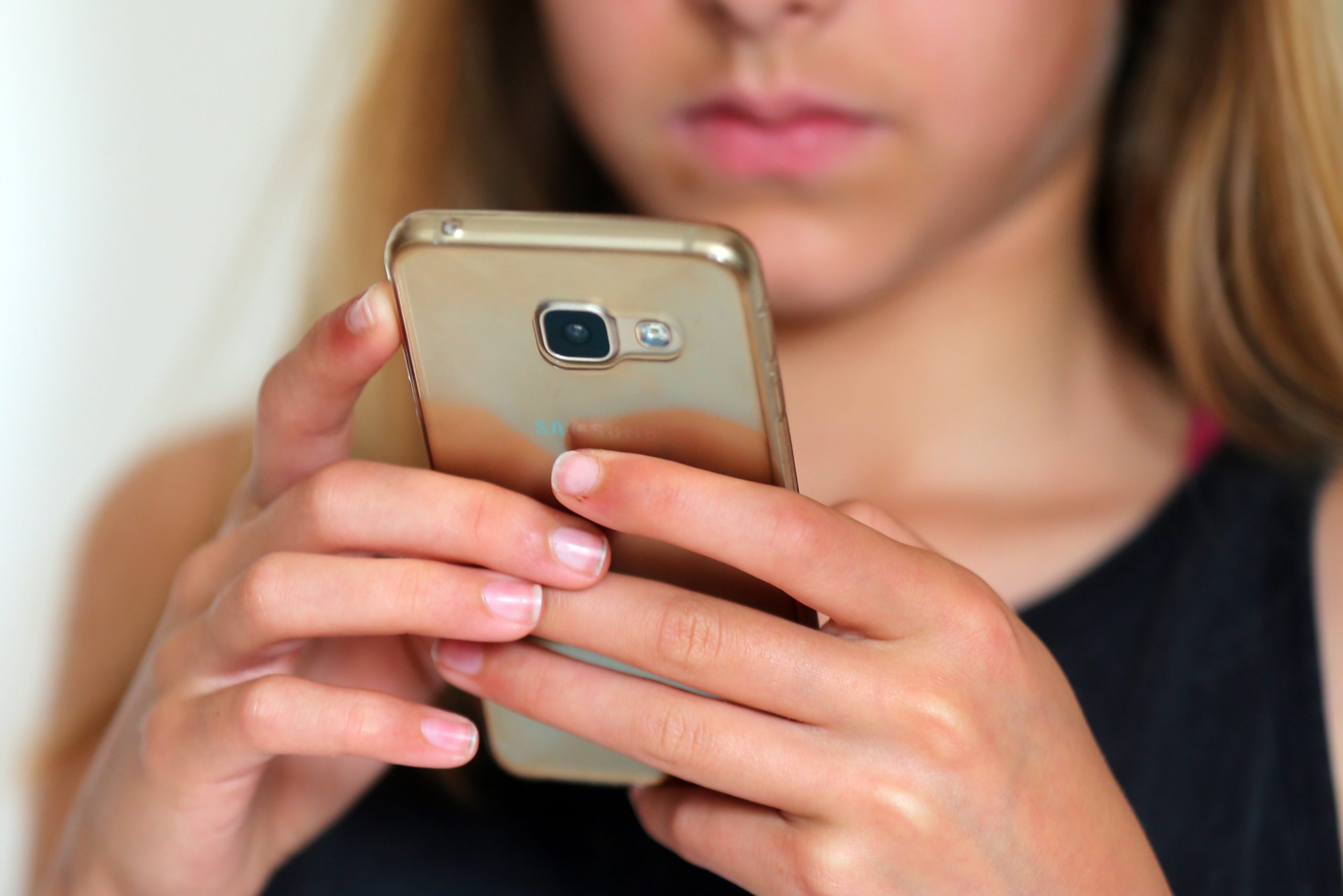 Adolescentes recorrem a chatbots de IA para apoio em saúde mental