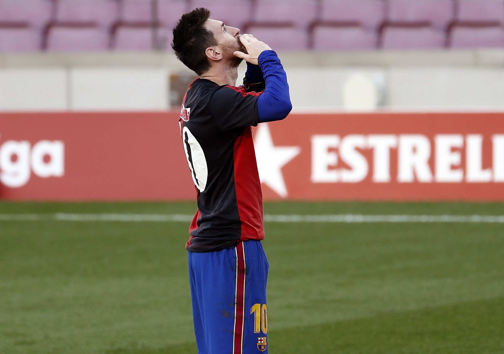 Federação espanhola manteve cartão amarelo a Messi na homenagem a Maradona