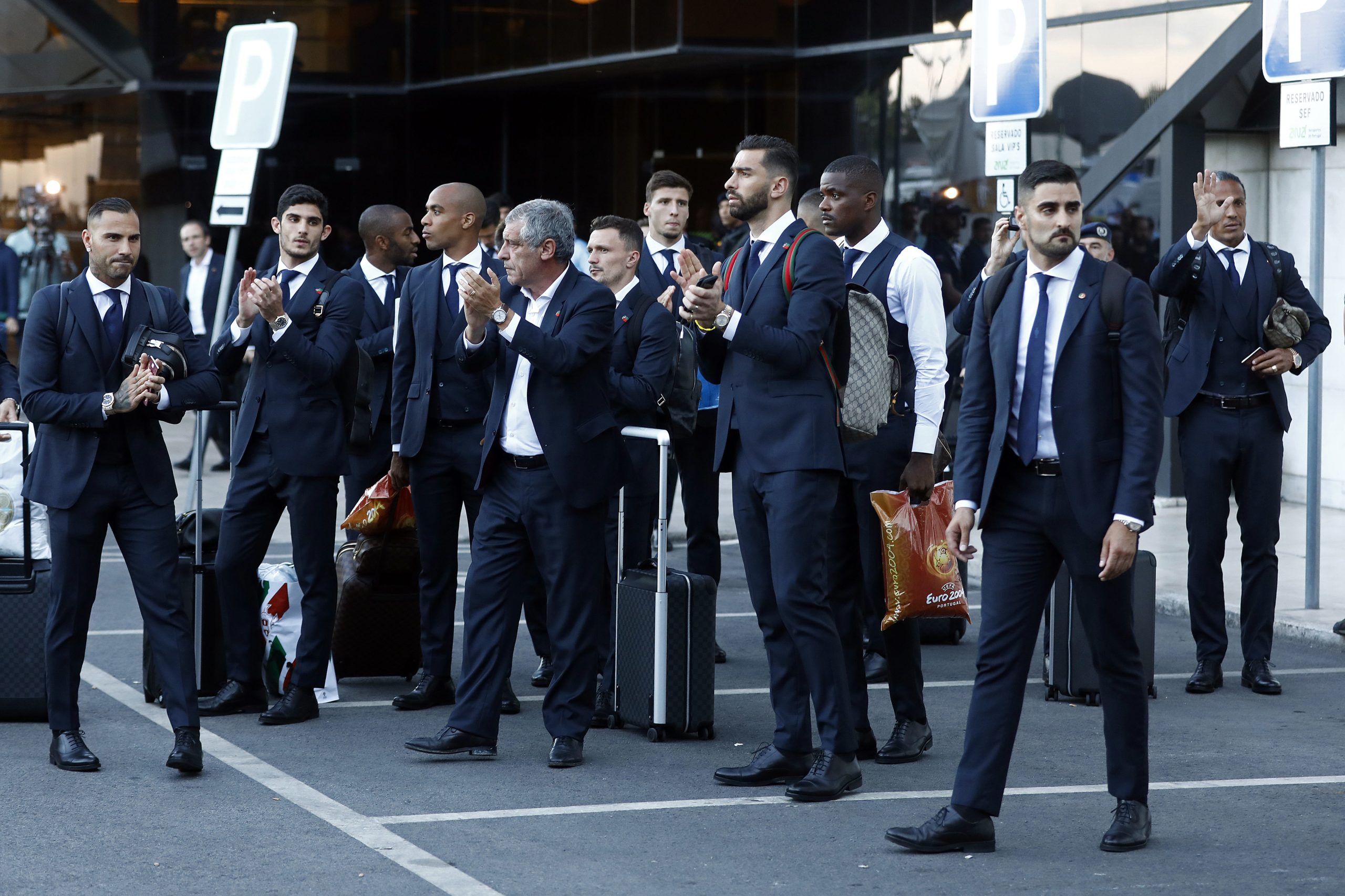 Selecionador português de futebol e jogadores felizes com apoio em Lisboa, tristes pela eliminação