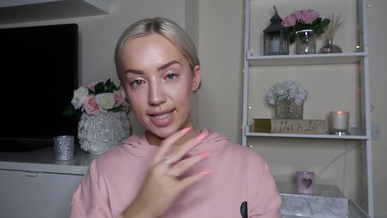 Elle queria uma estada à borla no hotel de Paul em troca de vídeos no YouTube. Ele disse que não e isto foi o que aconteceu