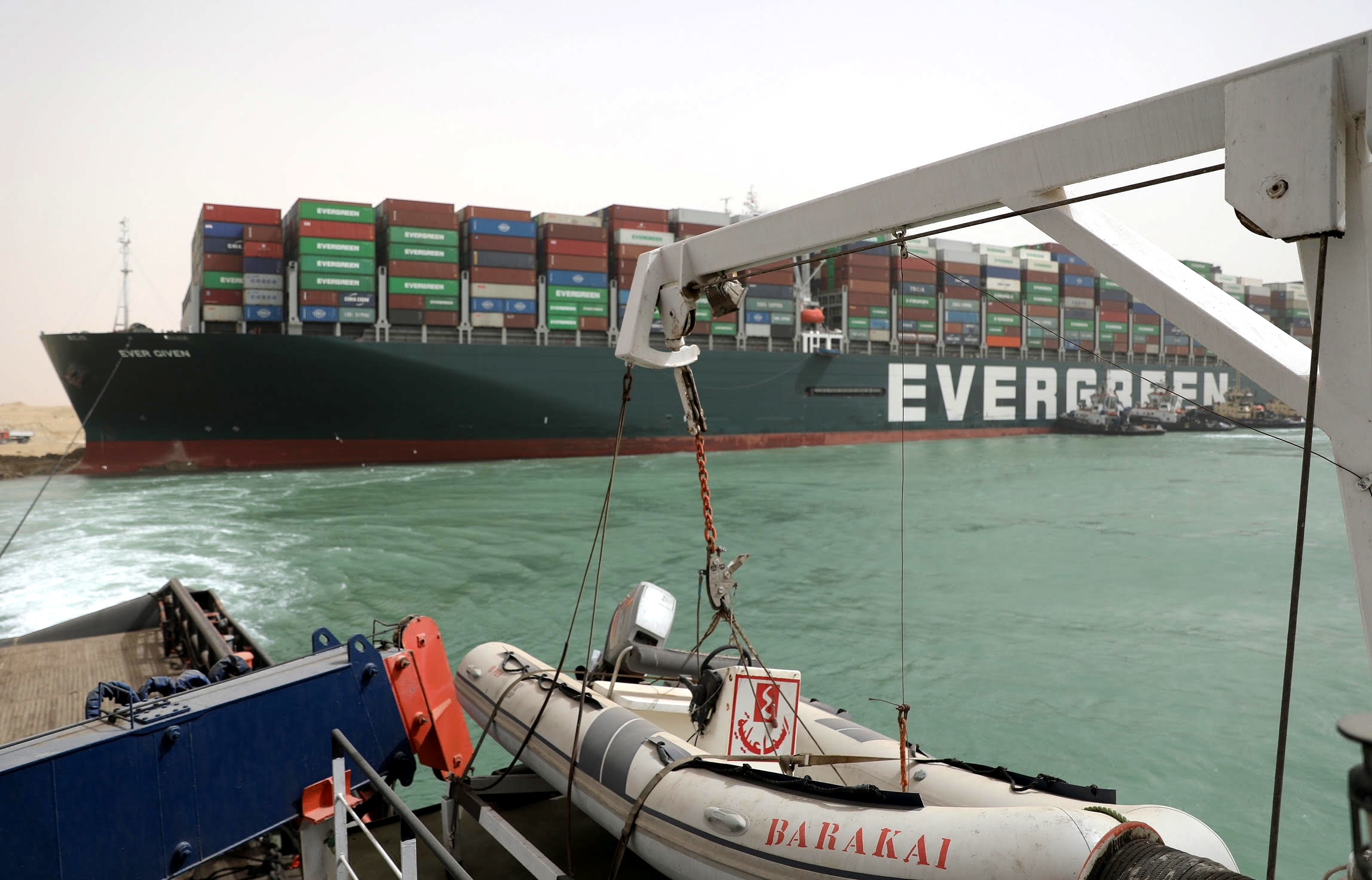 Navegação no Canal do Suez fica suspensa até navio ser desencalhado