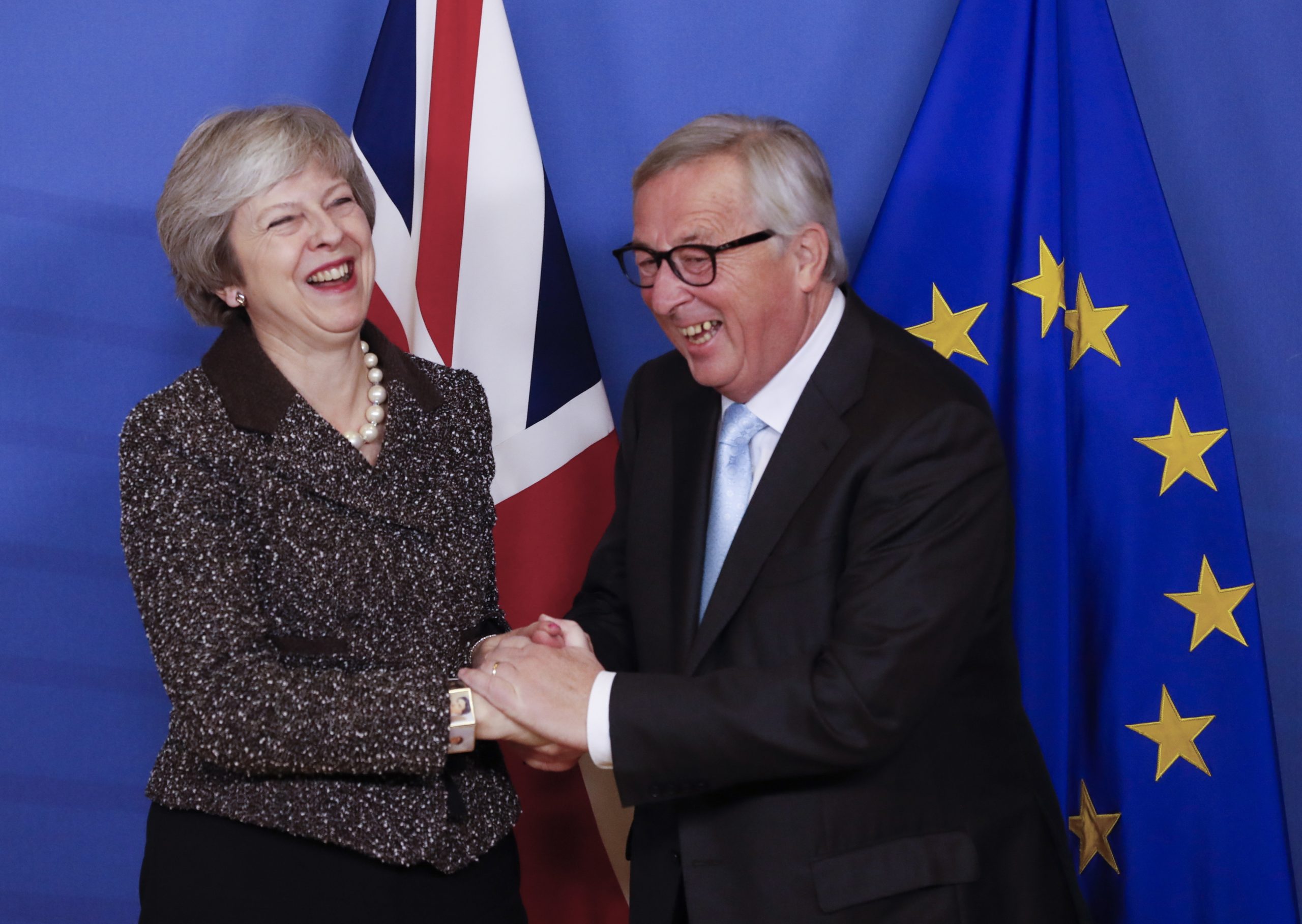Brexit: Theresa May diz que UE quer ajudar. Tusk confirma mas questiona como