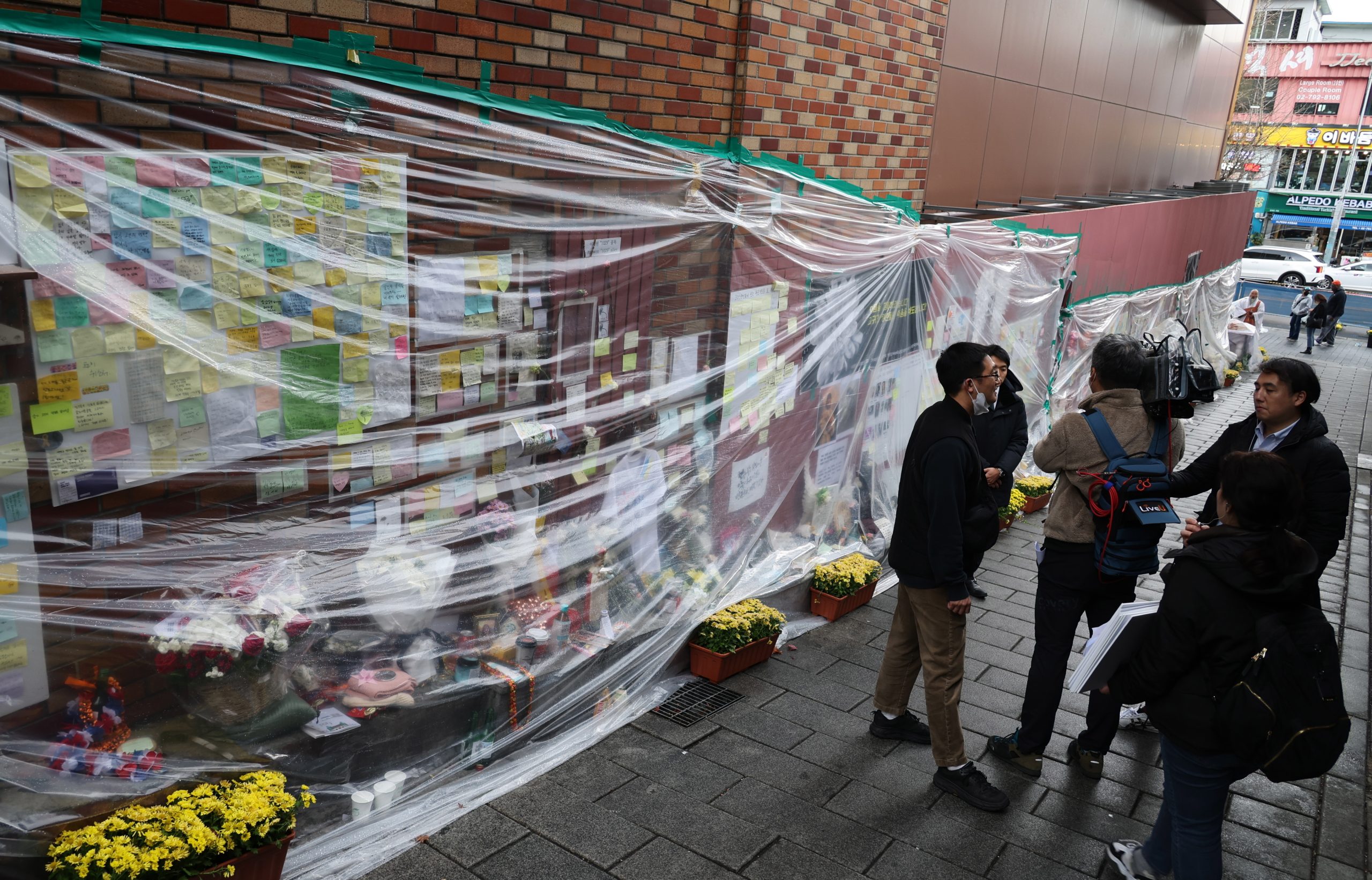 Coreia do Sul: Familiares de vítimas da debandada do Halloween em Seul em confrontos com policia