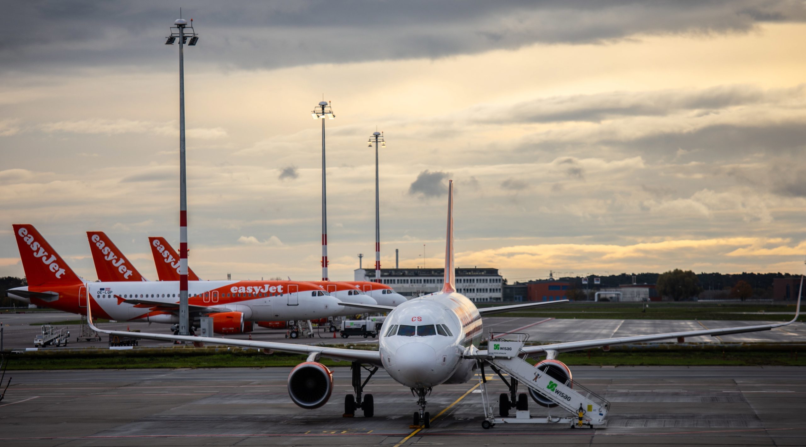 Covid-19: Easyjet deixa em terra toda a frota de aviões