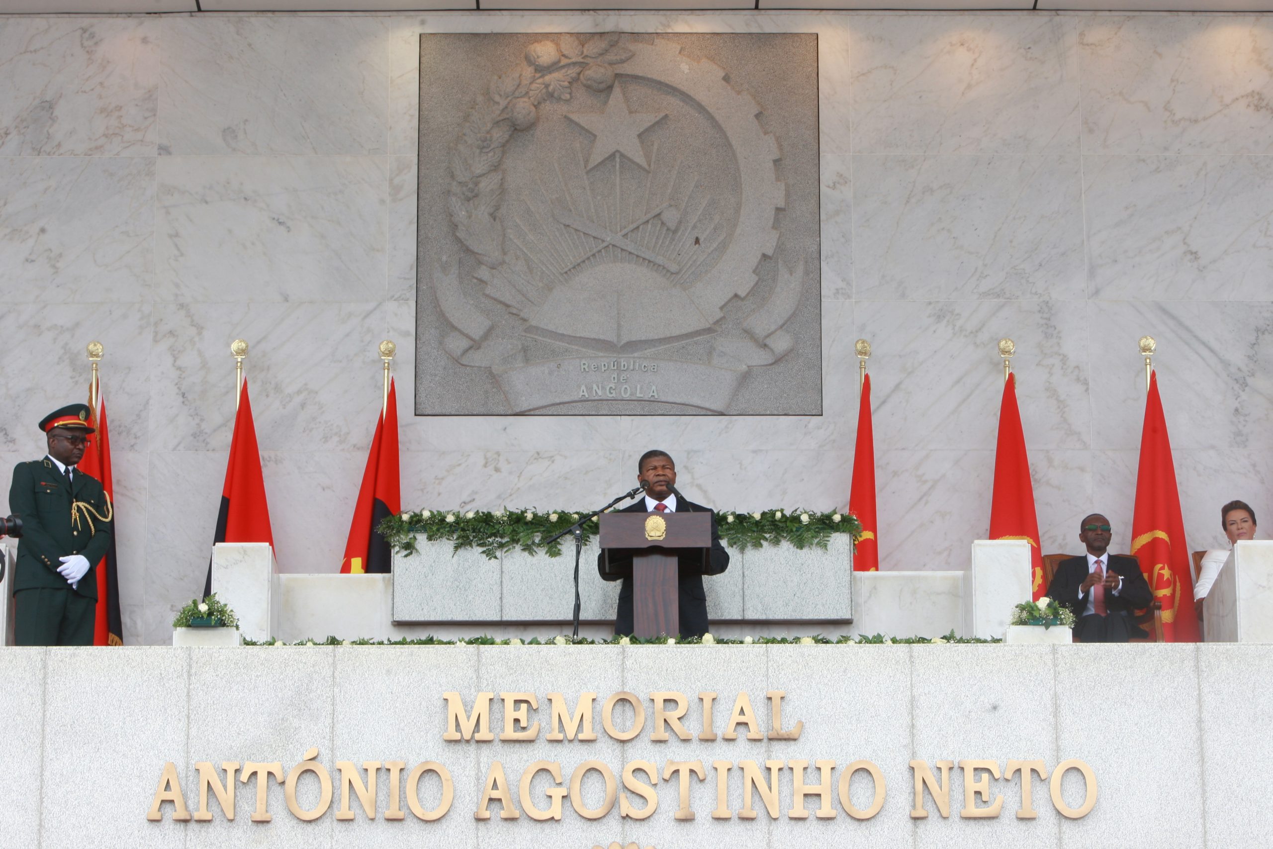 Presidente angolano exonera ministro que faltou à tomada de posse