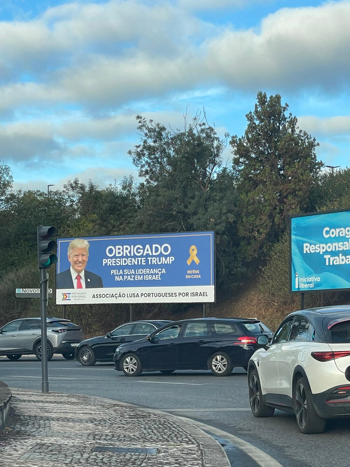 Cartaz em Lisboa agradece a Donald Trump pela “liderança na paz em Israel”
