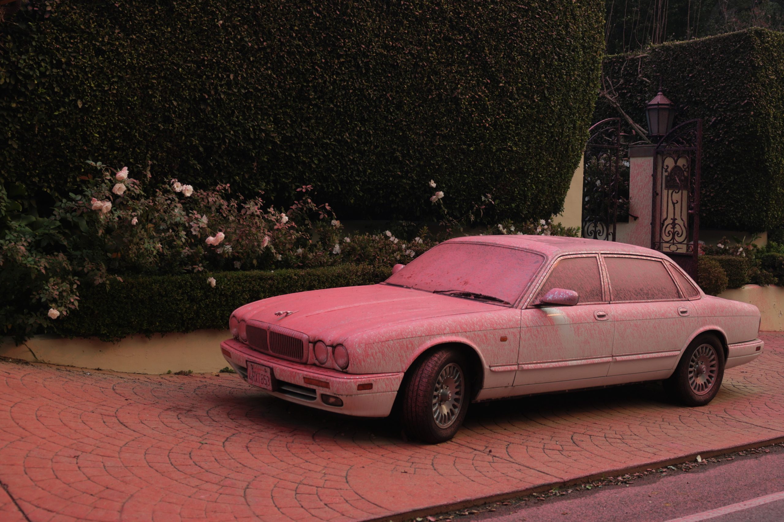 O que é a substância rosa que ajuda a combater os fogos e pinta casas e carros na Califórnia?
