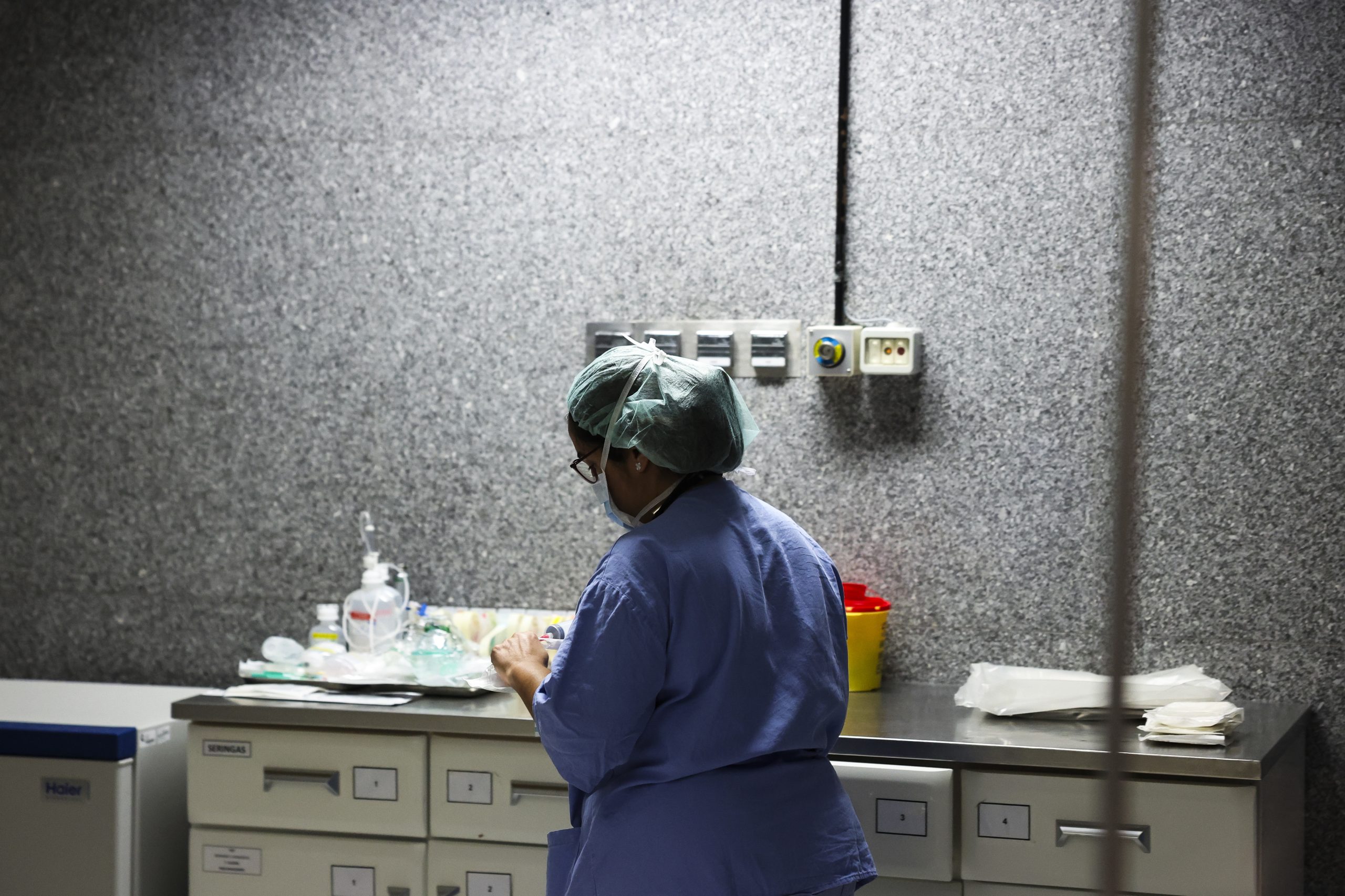 Hospitais enfrentam ameaça crescente de fungos resistentes, alertam investigadores