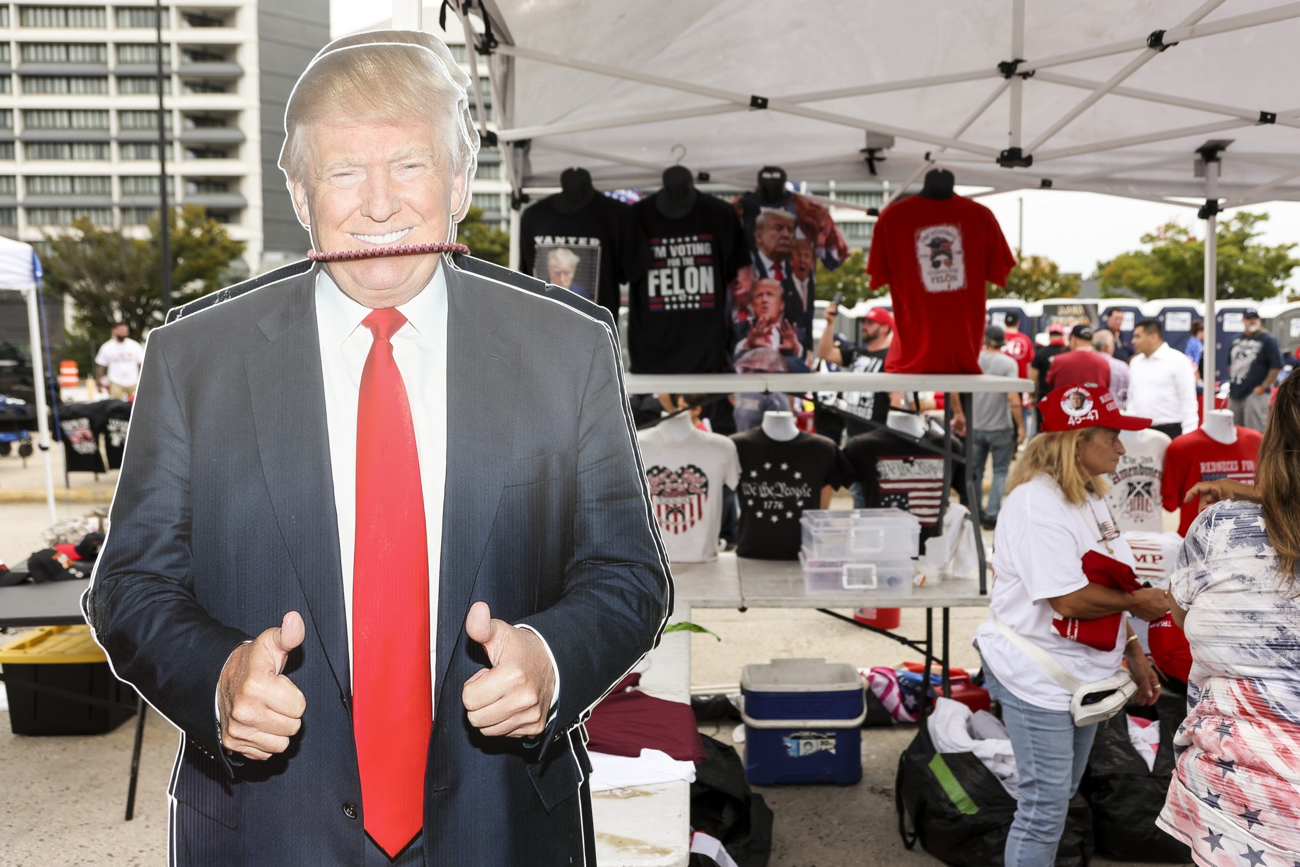 Trump faz discurso “sombrio” contra migrantes. Ex-presidente afirmou que Kamala tem “deficiência mental”