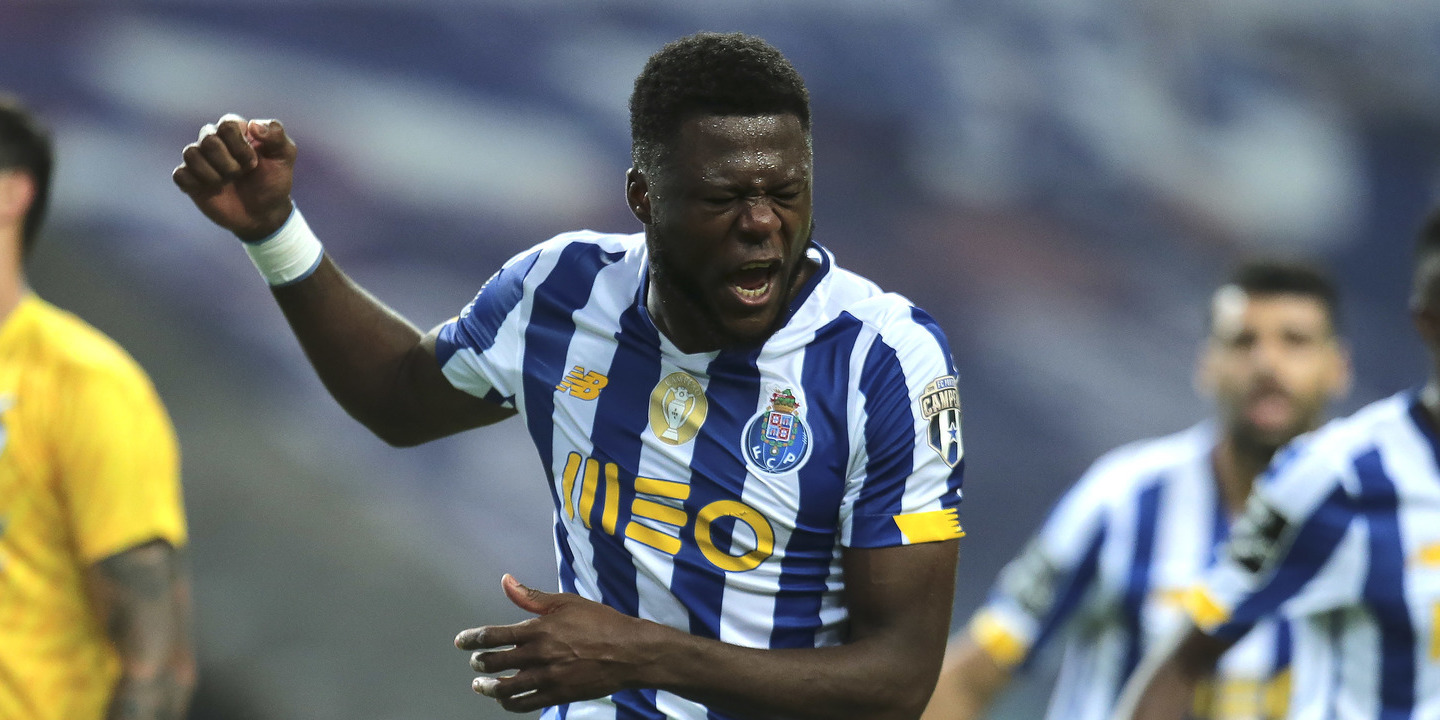 Mbemba assina pelo Marselha até 2025