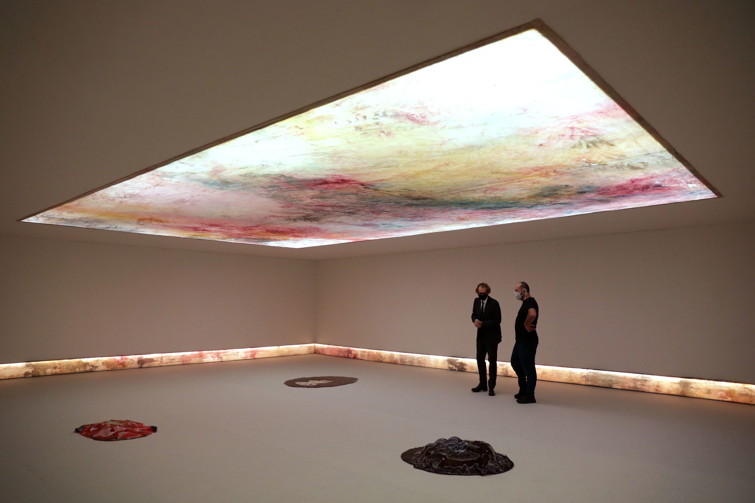 Hugo Canoilas “mergulha no fundo do mar” com primeira exposição em Serralves