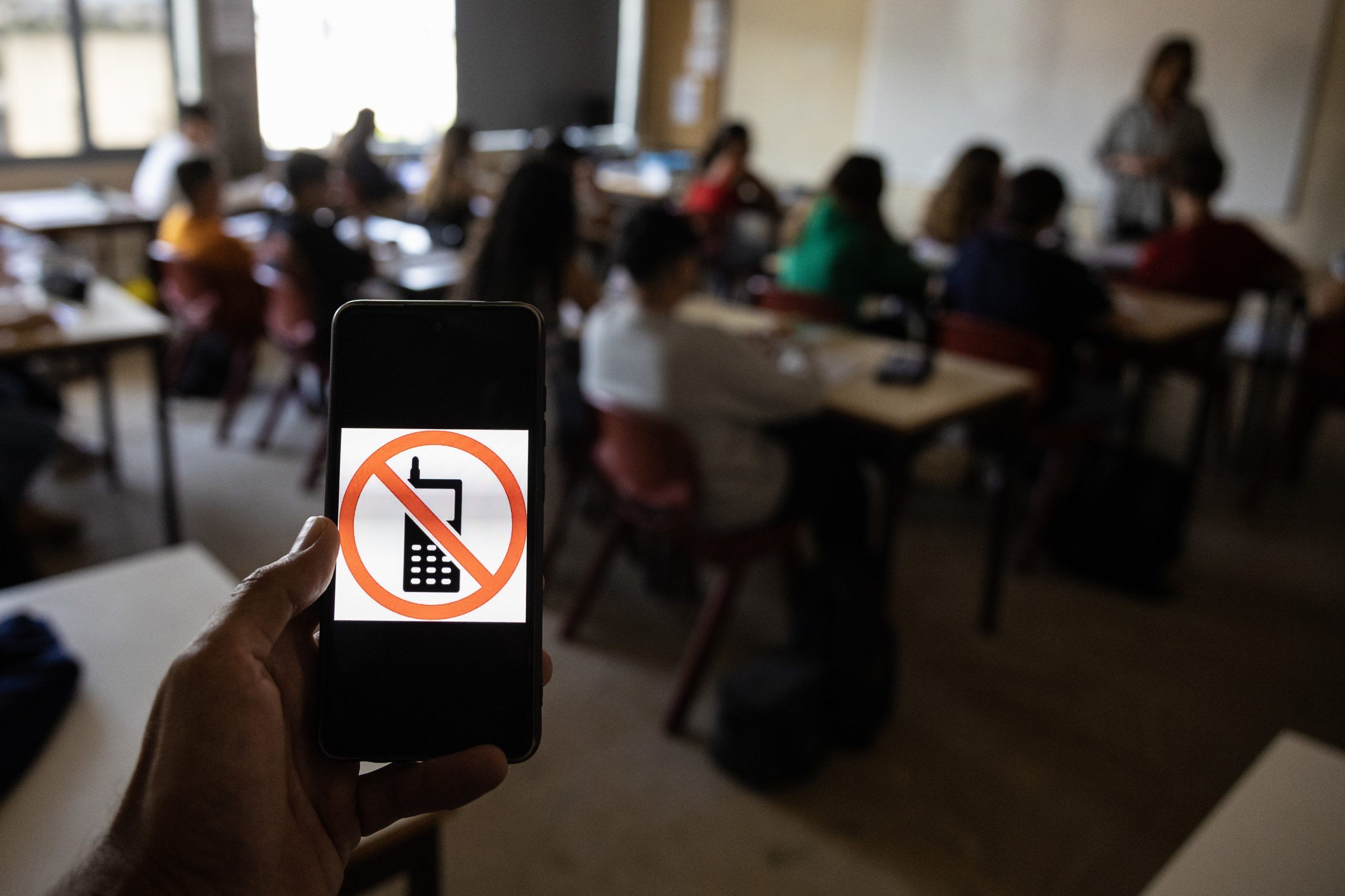 Ministro da Educação admite tornar efetiva proibição de telemóveis nos 1.º e 2.º ciclos