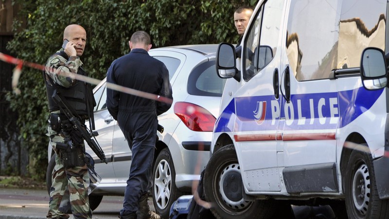 Aluno de 14 anos mata assistente educacional à facada em França