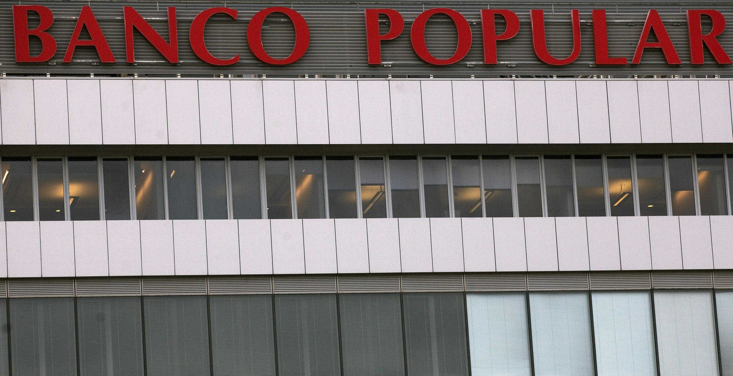 Banco Popular fecha 47 agências e corta 295 trabalhadores em Portugal