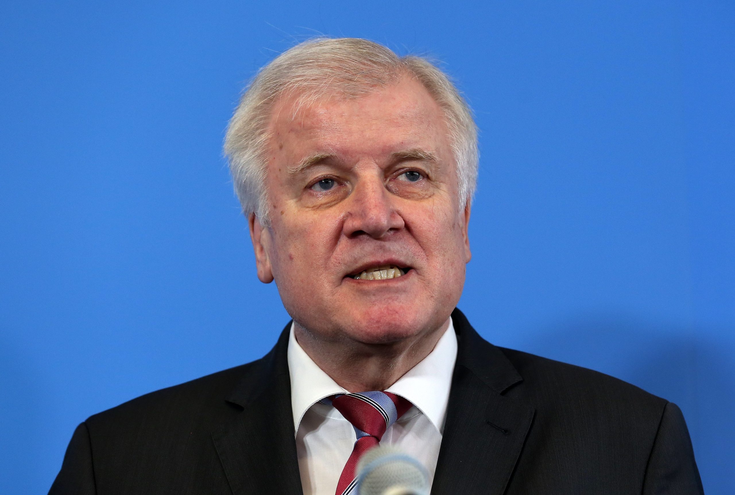 Alemanha: Ministro do Interior demite-se em conflito com Merkel