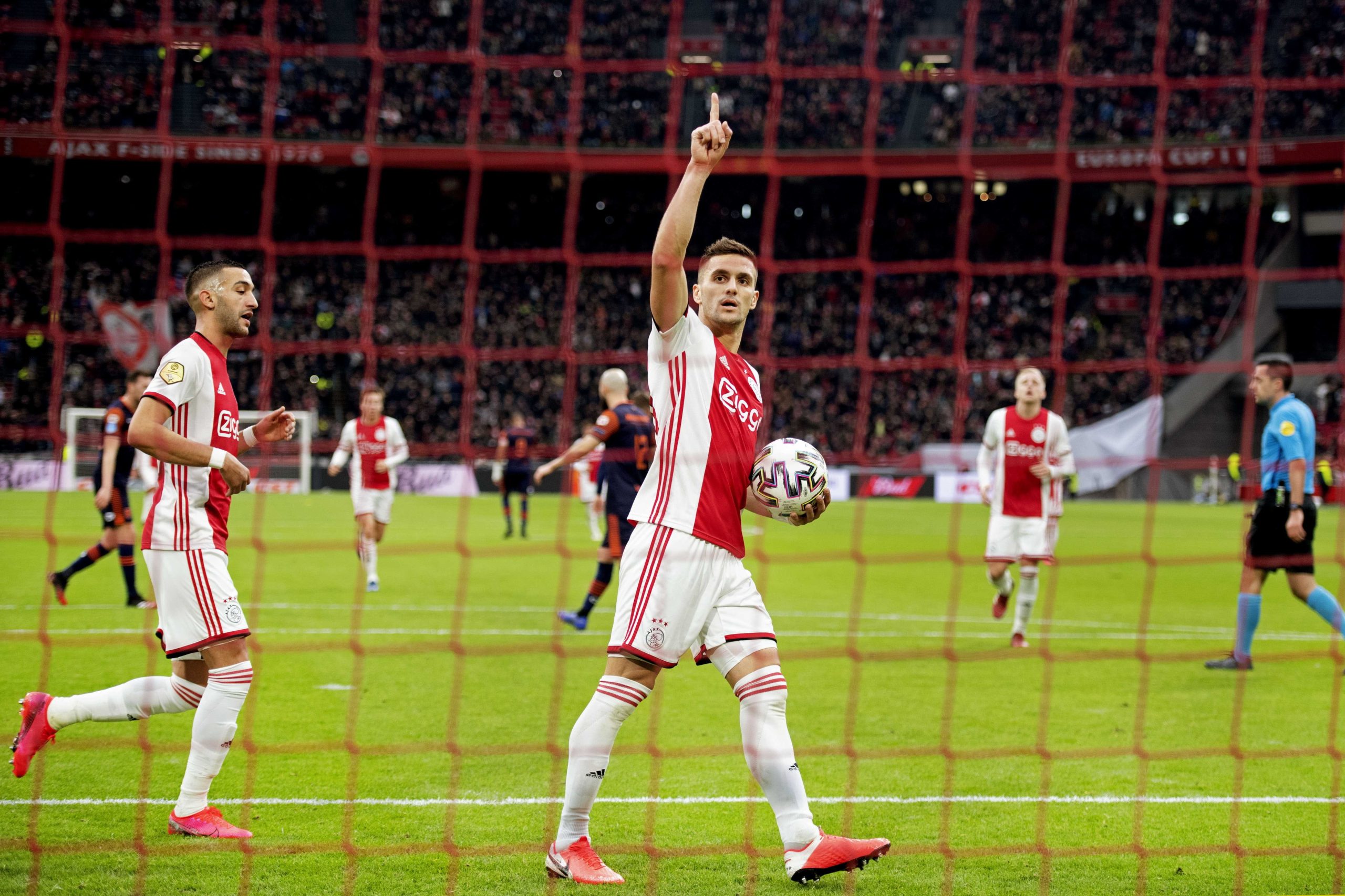 Covid-19: Ajax com 11 futebolistas infetados viaja desfalcado para o jogo da ‘Champions’ frente ao Midtjylland