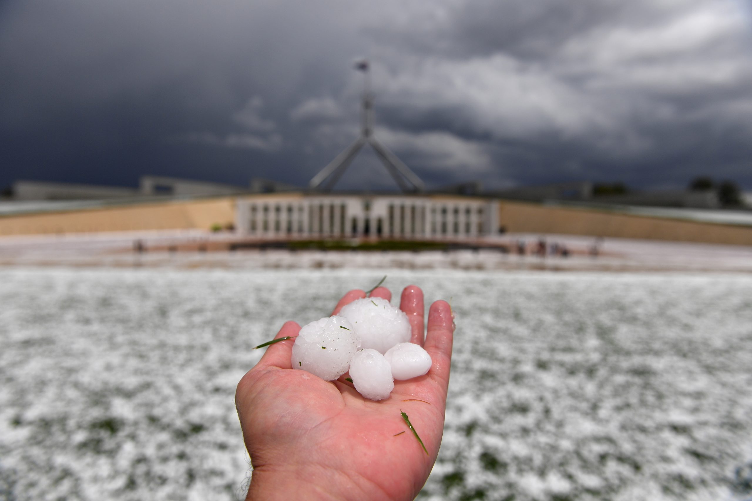 Austrália: Chuva alivia áreas atingidas pelo fogo, mas granizo está a provocar estragos