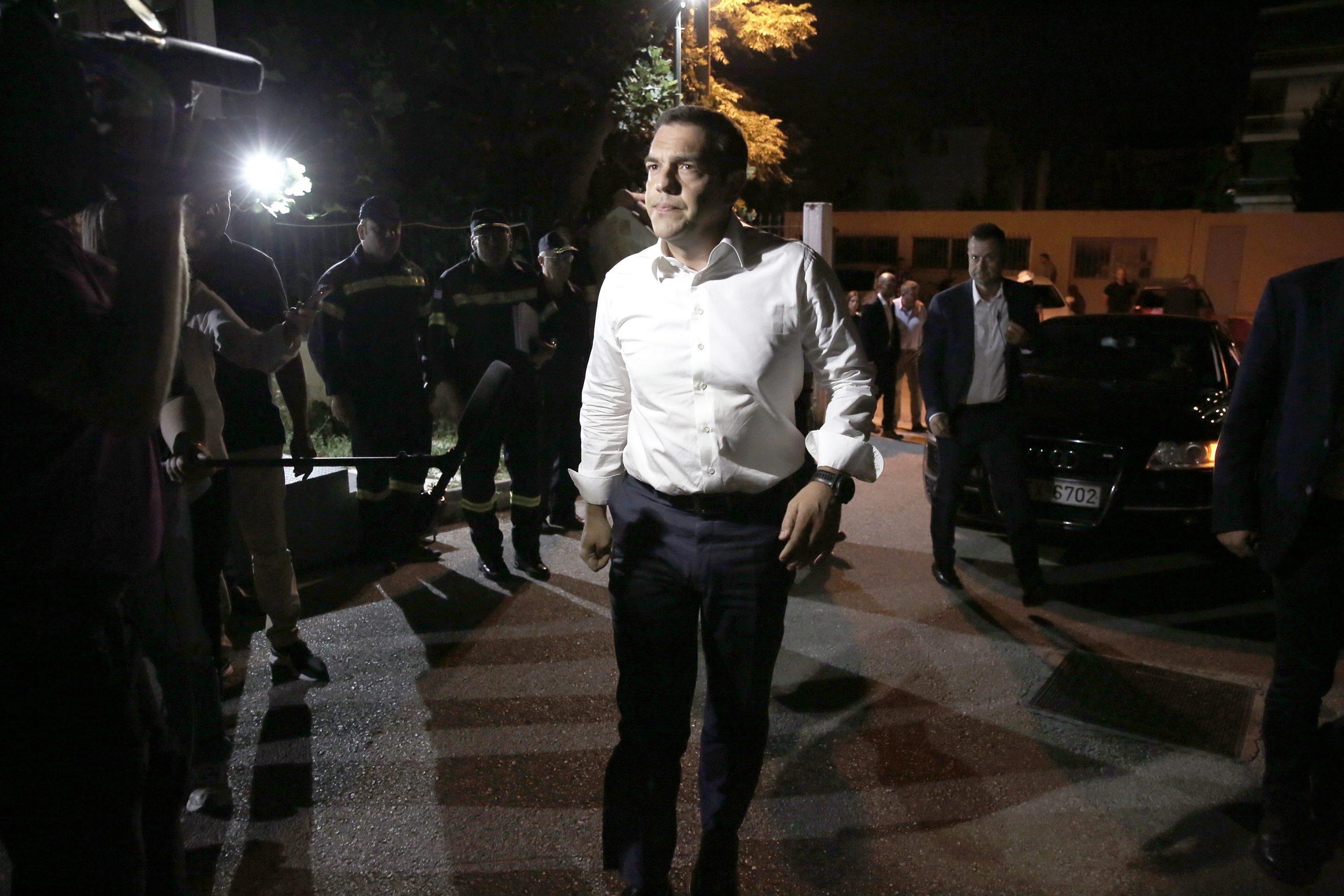Tsipras visita locais da tragédia na Grécia
