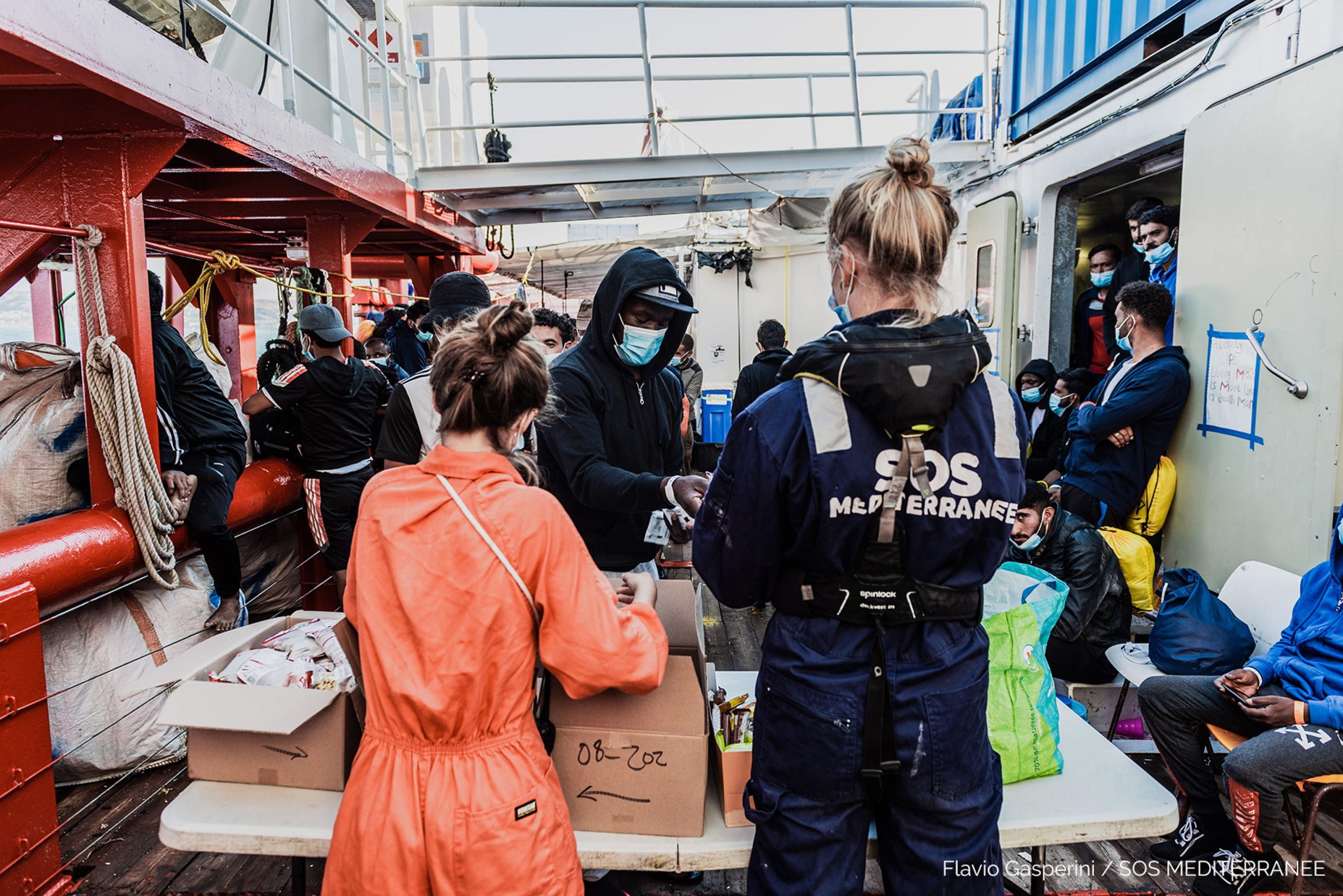 422 migrantes da embarcação Ocean Viking vão desembarcar na Sicília